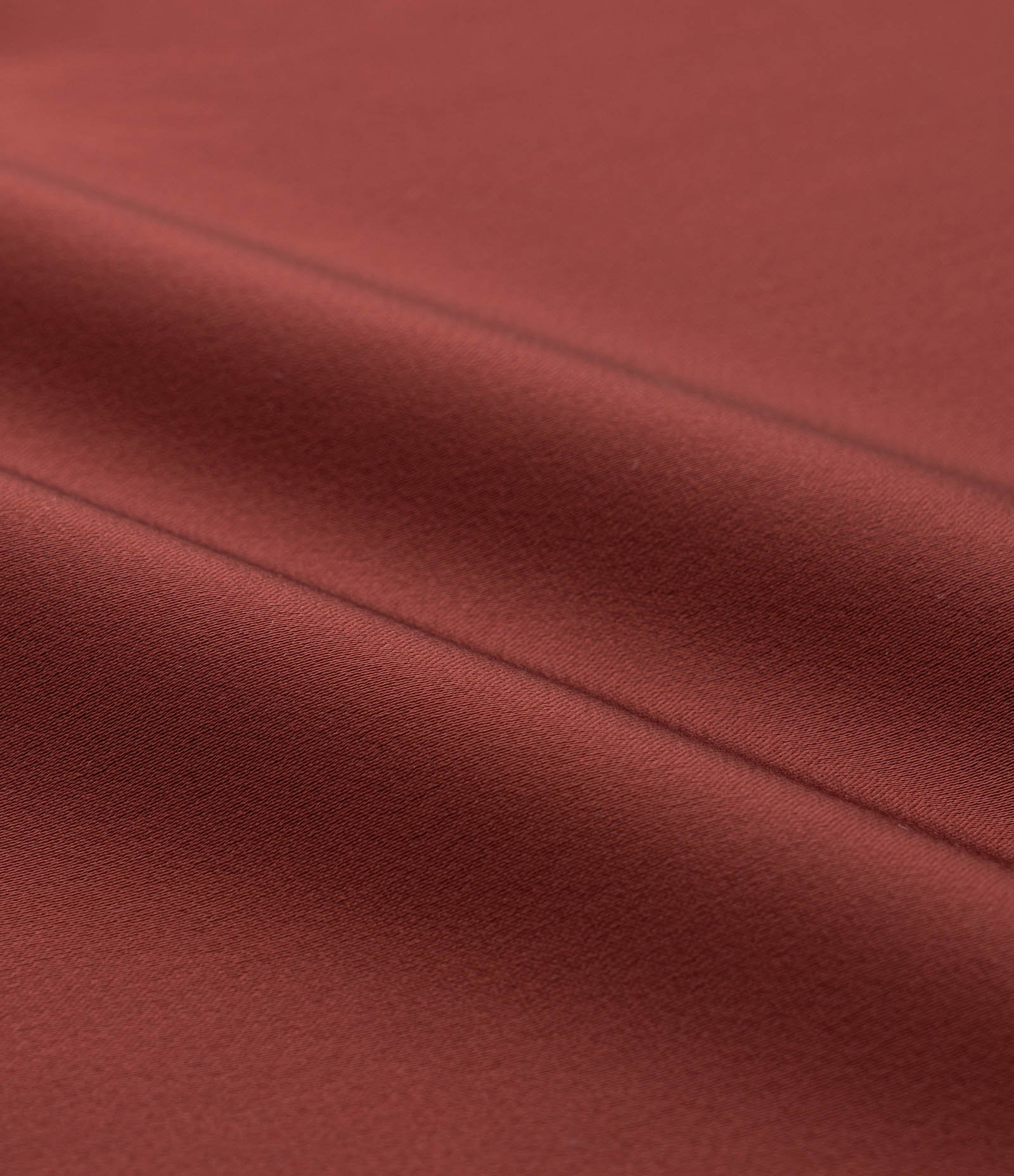 Blusa Acetinada com Decote Degagê e Barra Irregular Curve & Plus Size Marrom 8