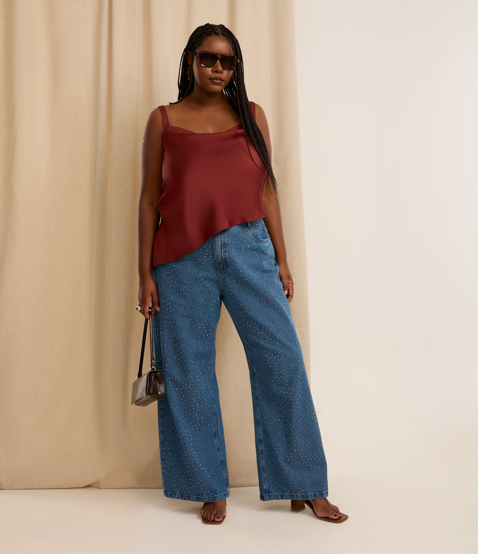 Blusa Acetinada com Decote Degagê e Barra Irregular Curve & Plus Size Marrom 2