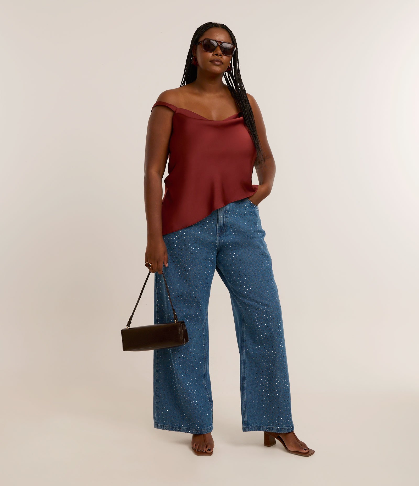 Blusa Acetinada com Decote Degagê e Barra Irregular Curve & Plus Size Marrom 3