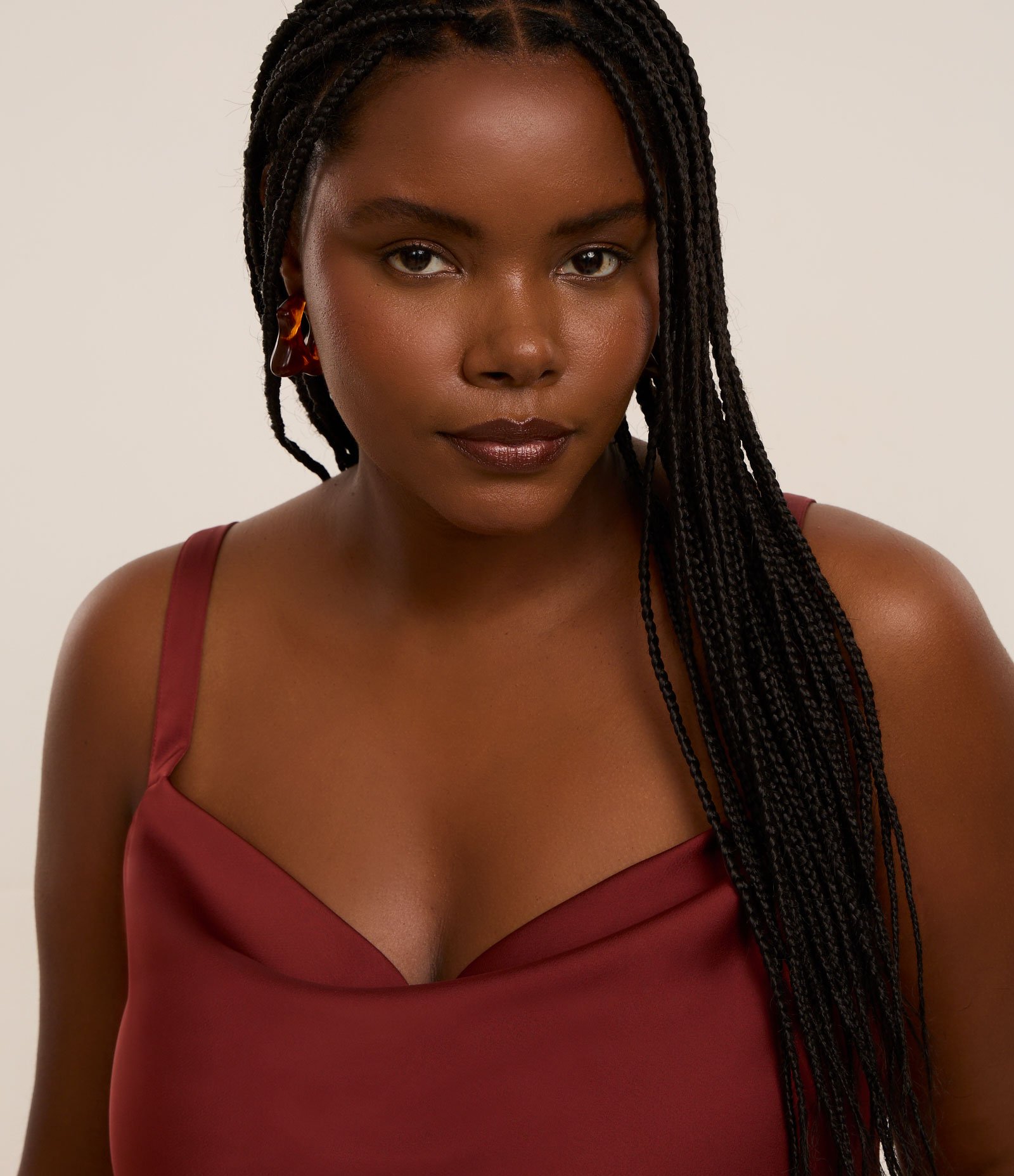 Blusa Acetinada com Decote Degagê e Barra Irregular Curve & Plus Size Marrom 4