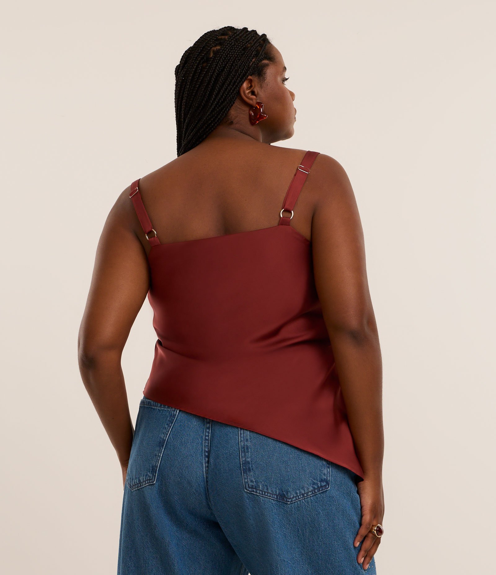 Blusa Acetinada com Decote Degagê e Barra Irregular Curve & Plus Size Marrom 5