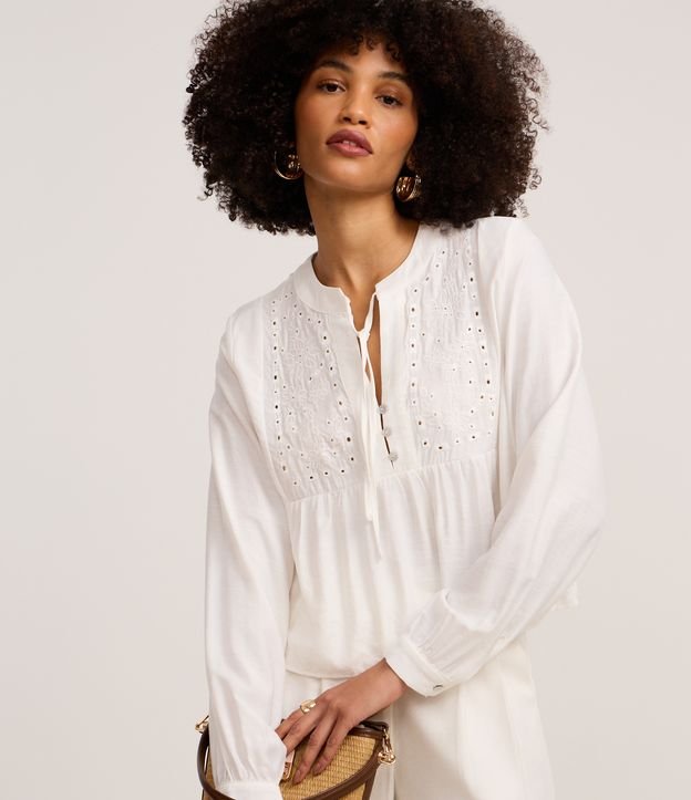 Blusa Bata em Laise com Gola Padre e Bordado Floral