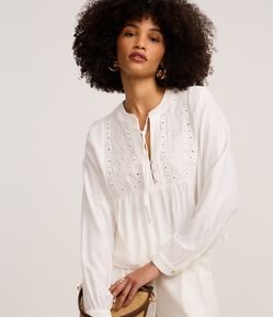 Blusa Bata em Laise com Gola Padre e Bordado Floral