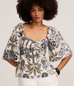 Blusa em Viscolinho com Decote Coração e Estampa Floral