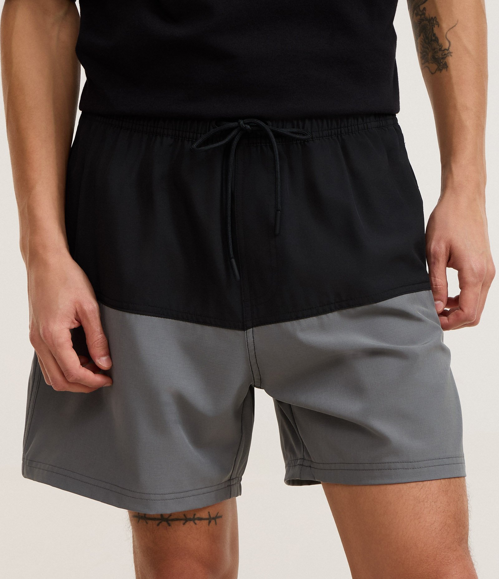 Bermuda em Ripstop com Bolso com Zíper e Estampa Bicolor Preto 2