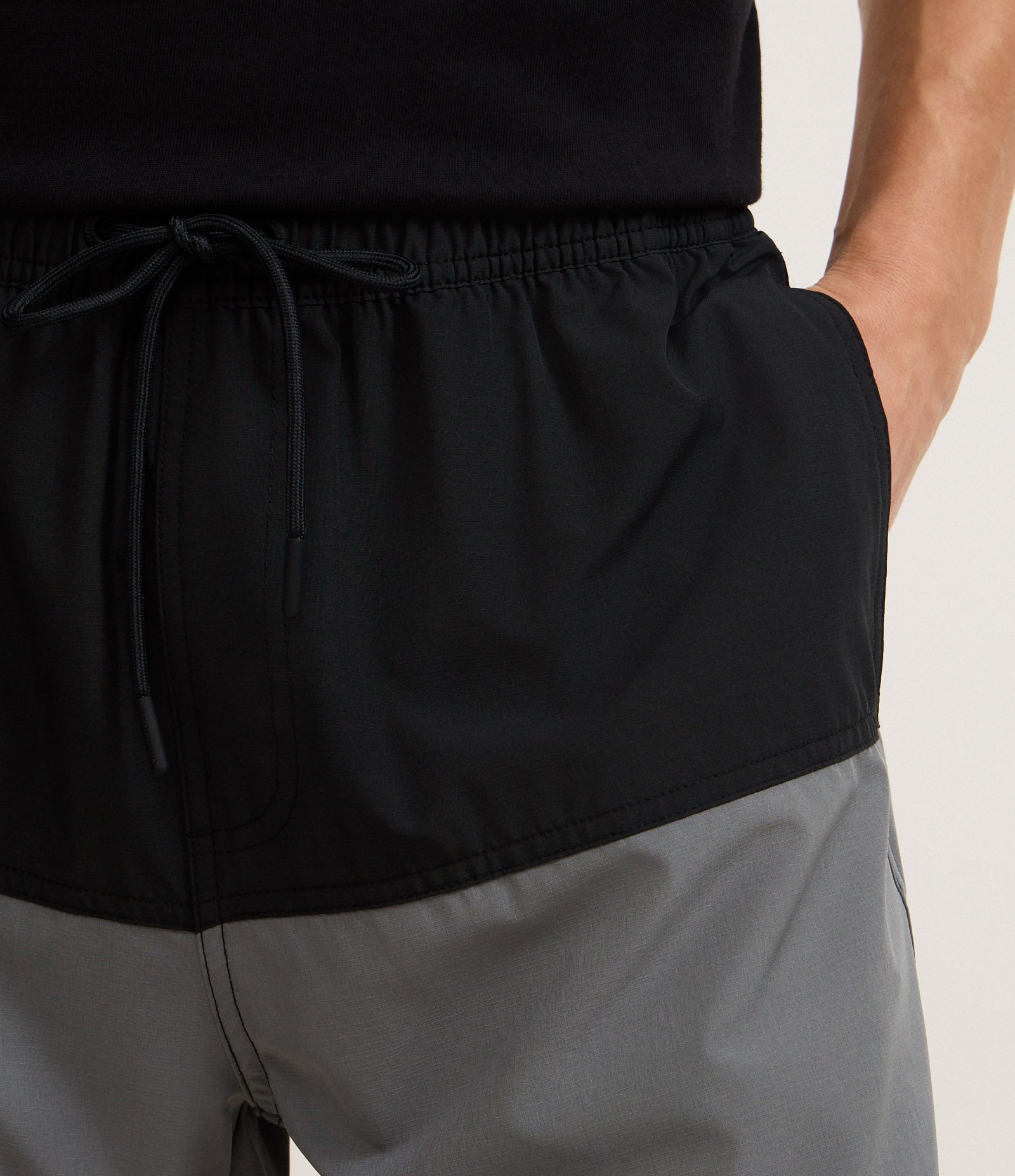 Bermuda em Ripstop com Bolso com Zíper e Estampa Bicolor Preto 3