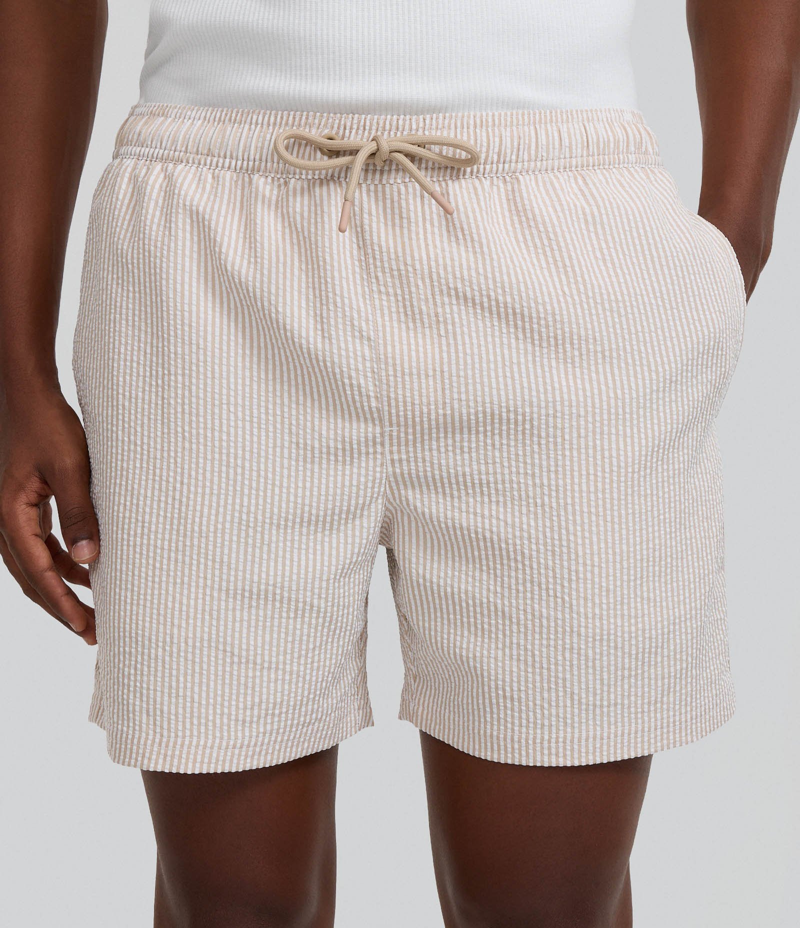 Bermuda de Praia Listrada em Microfibra com Textura Anarruga Marrom 2