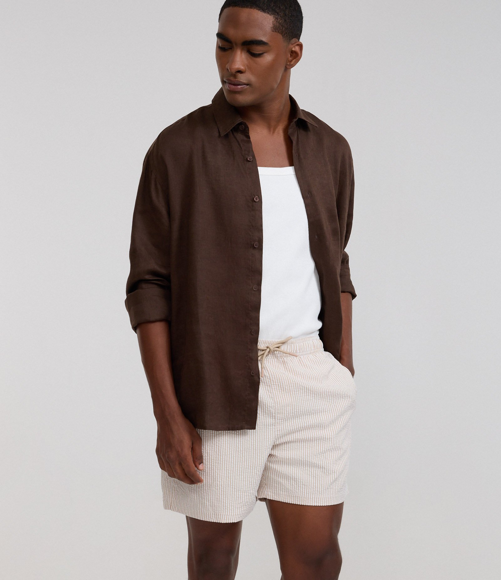 Bermuda de Praia Listrada em Microfibra com Textura Anarruga Marrom 3