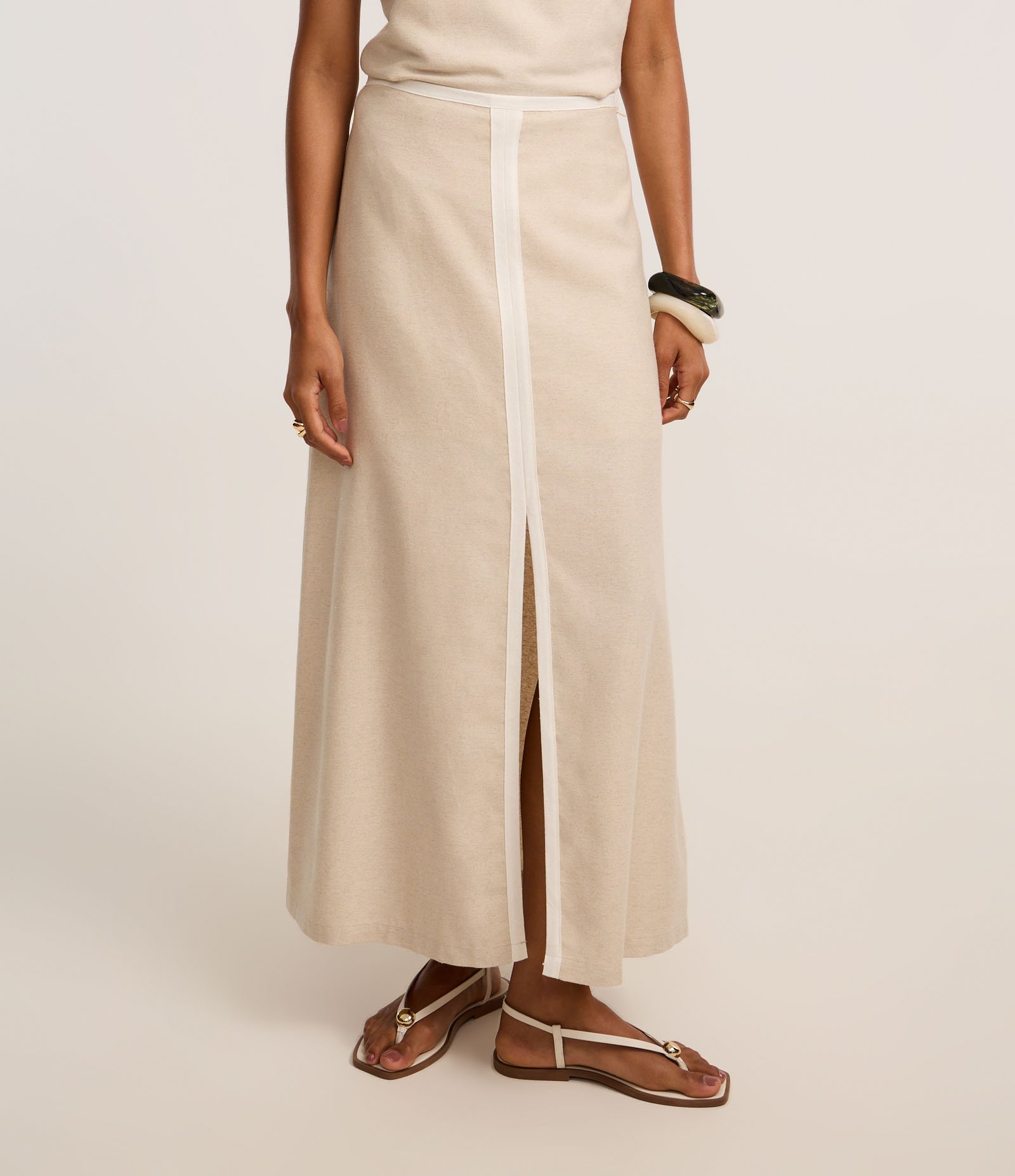 Saia Evasê Midi em Viscolinho com Viés Contrastante Bege 3