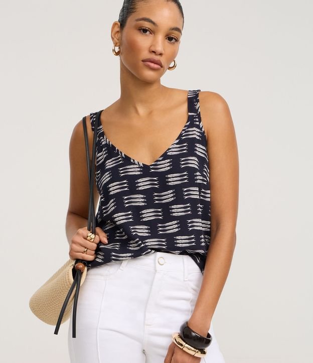 Blusa em Viscose com Decote V e Estampa de Peixes