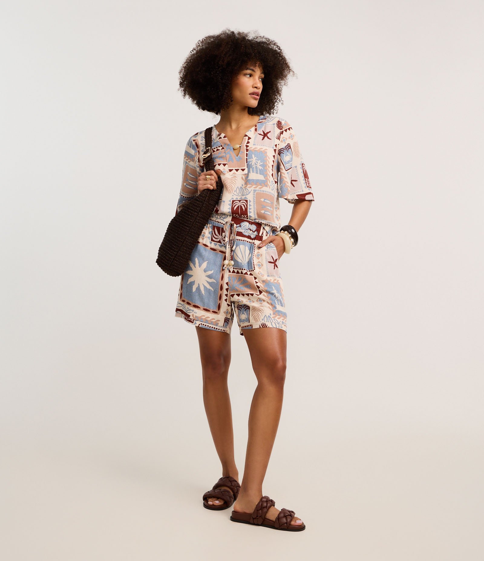 Short Cintura Alta em Viscose com Estampa Tropical Multicores 1