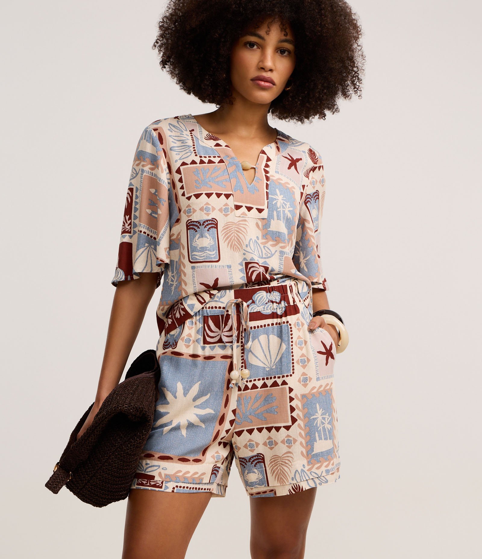 Short Cintura Alta em Viscose com Estampa Tropical Multicores 2