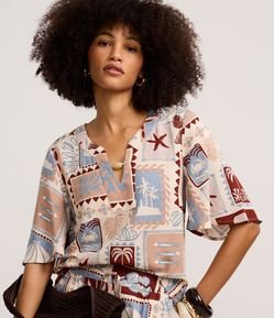 Blusa em Viscose com Miçanga no Decote e Estampa Tropical
