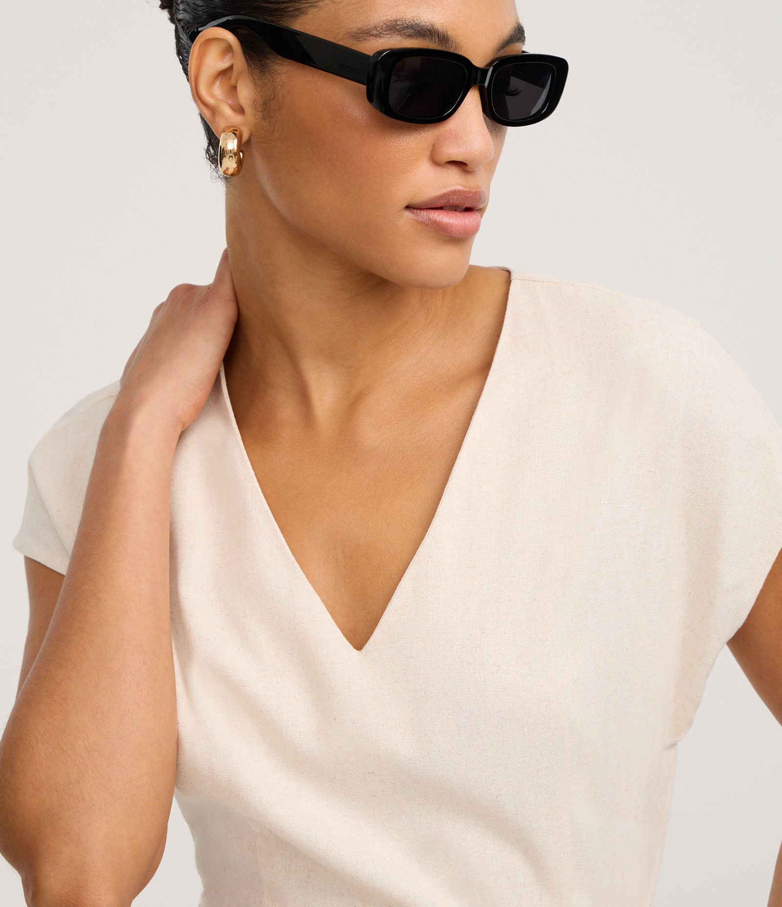 Macaquinho em Viscolinho com Cinto Corda e Pregas Bege 3