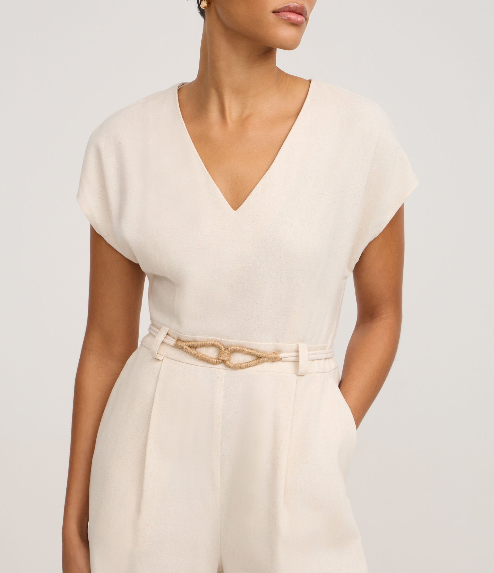 Macaquinho em Viscolinho com Cinto Corda e Pregas Bege 4