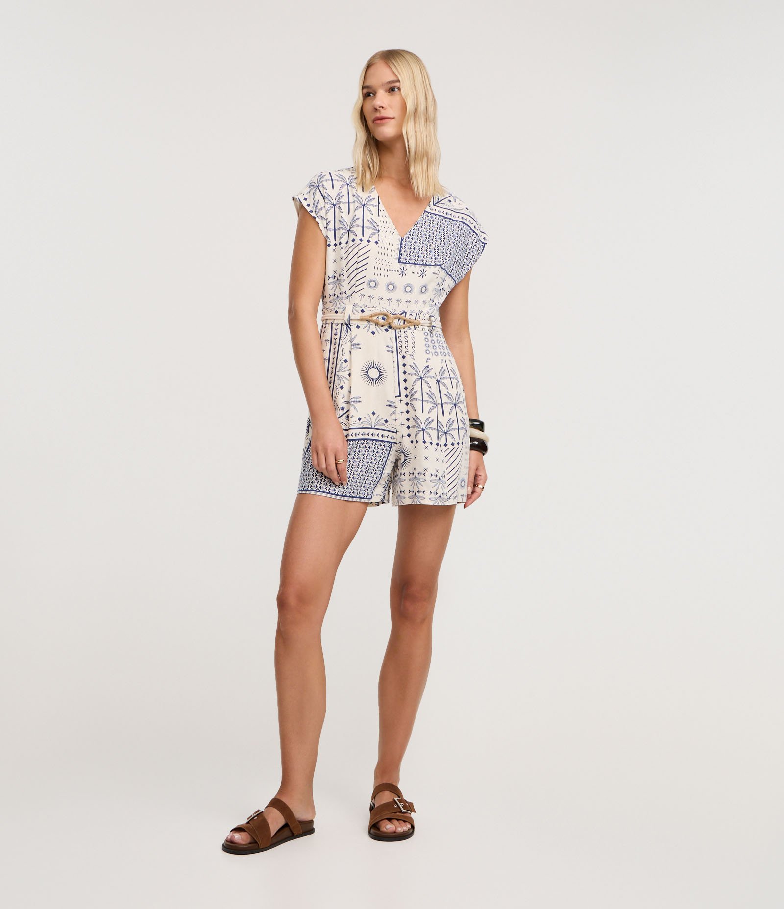 Macaquinho em Viscolinho com Cinto Corda e Estampa Tropical Off White 2