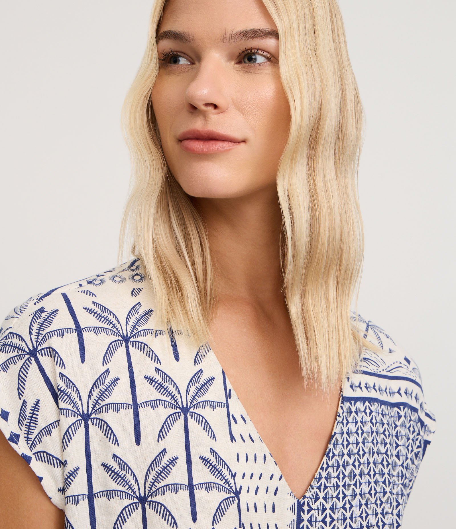 Macaquinho em Viscolinho com Cinto Corda e Estampa Tropical Off White 3