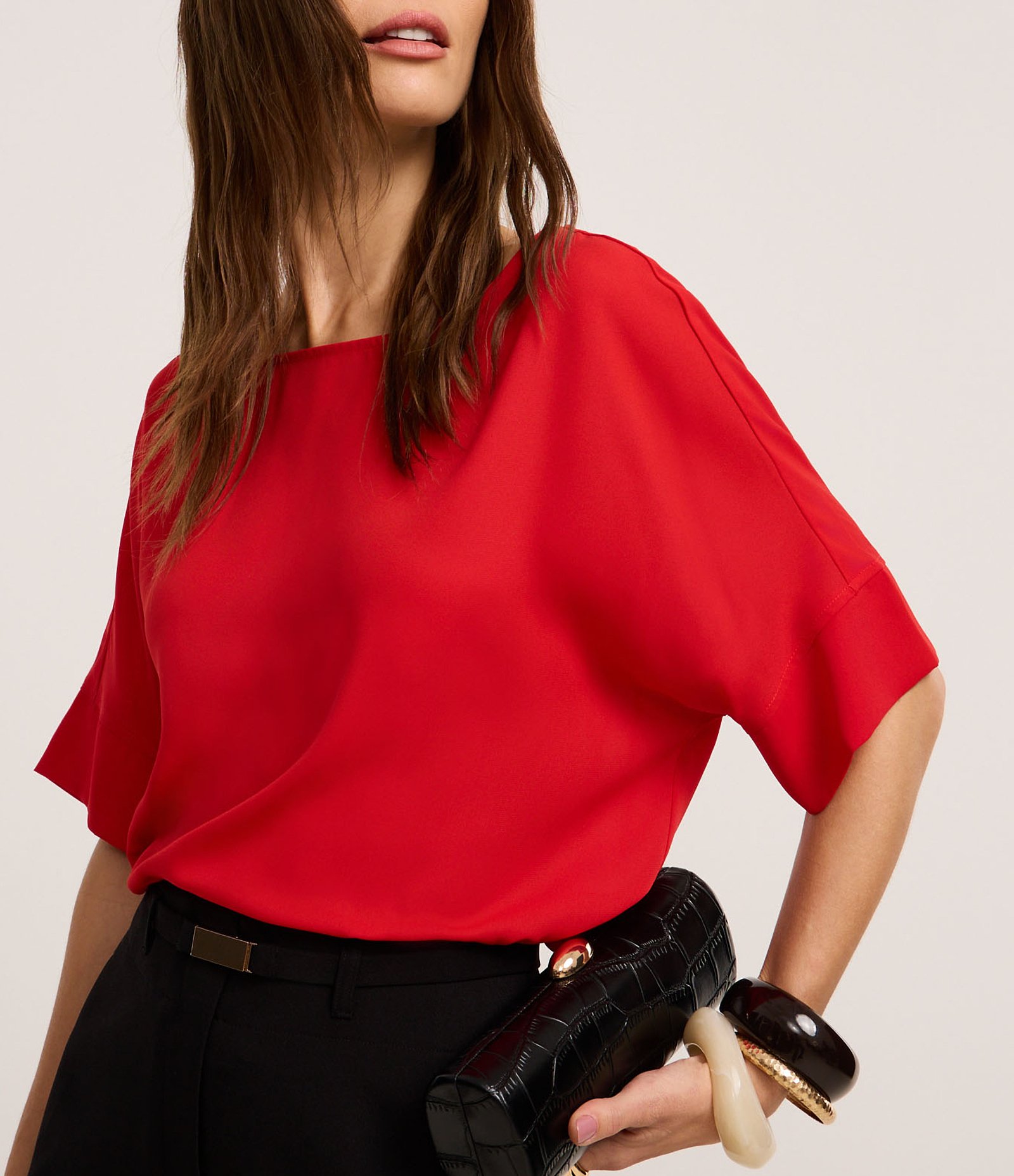 Blusa em Chiffon com Decote Canoa Vermelho 4