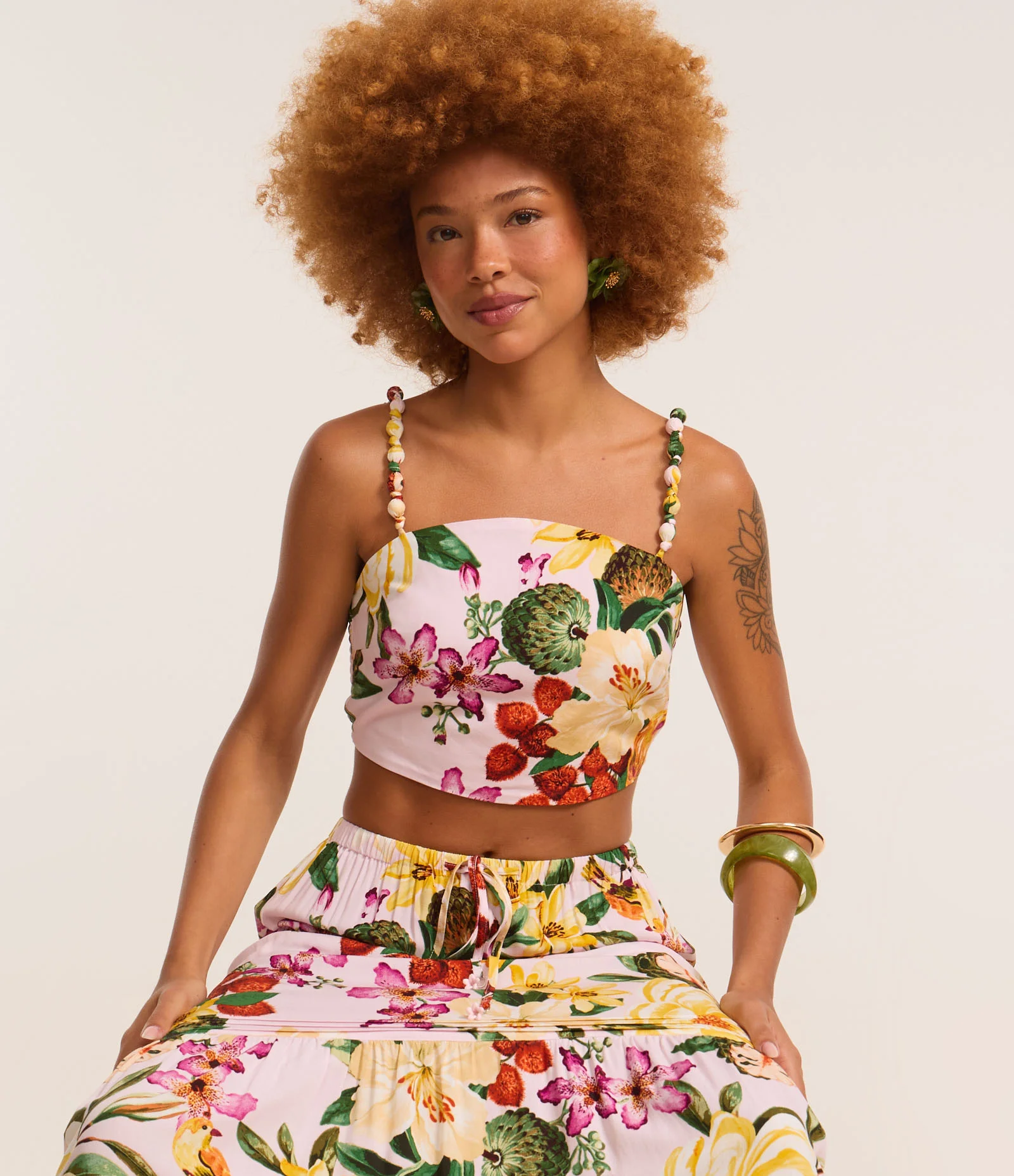 Blusa Cropped em Chalis Floral com Bolinhas Encapadas nas Alças Multicores 1