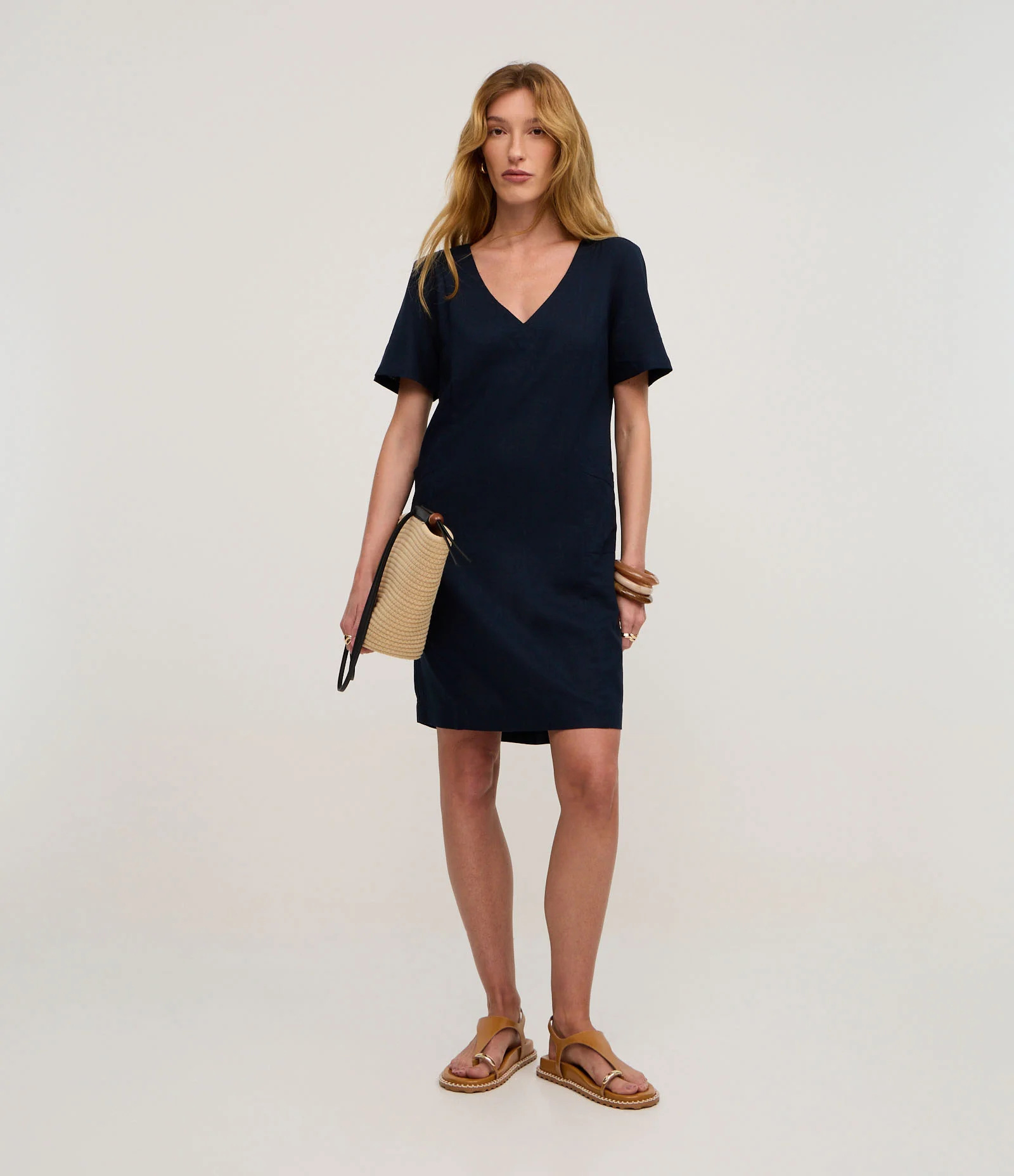 Vestido T-Shirt em Viscolinho com Decote V Azul Marinho 2