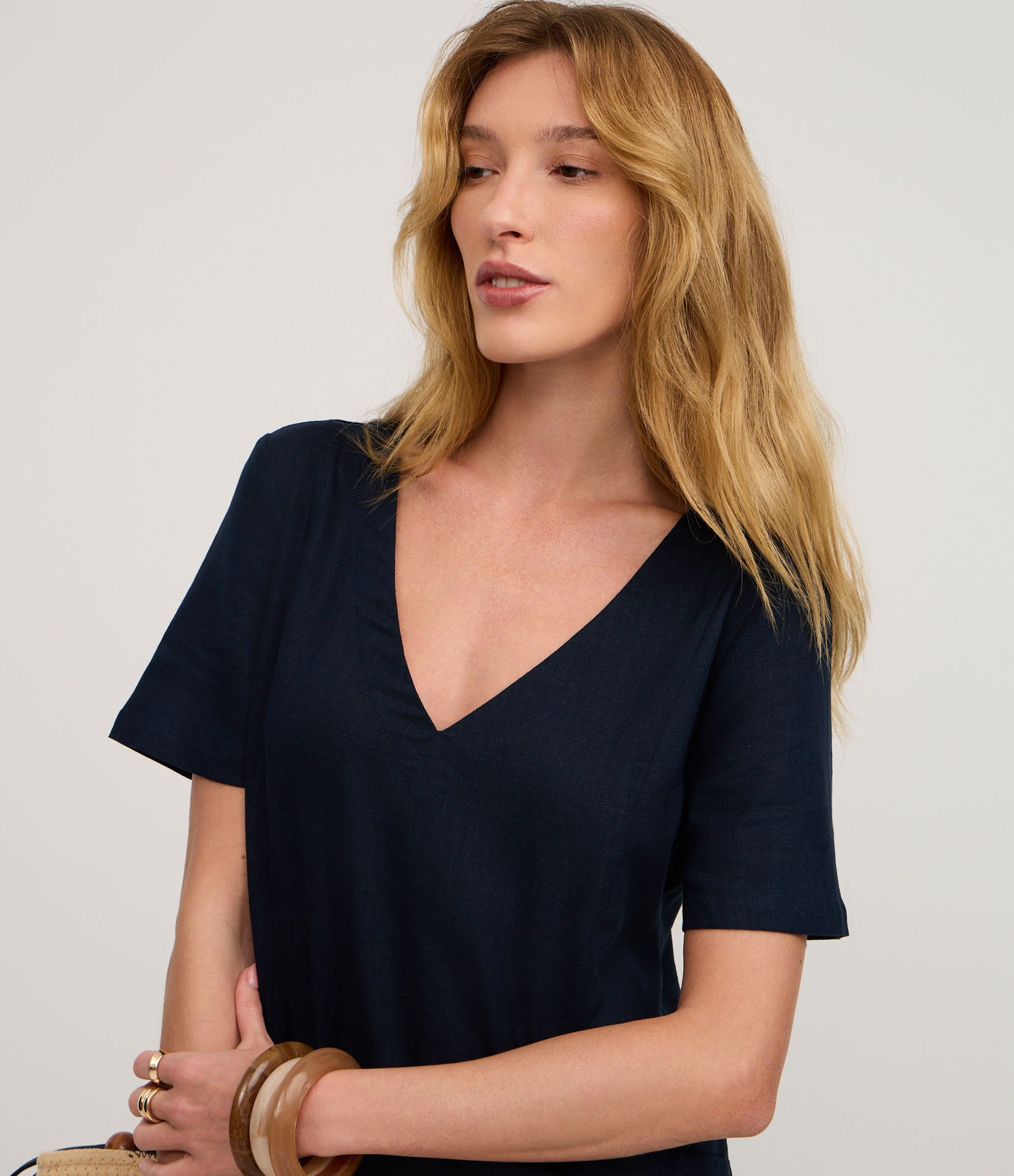 Vestido T-Shirt em Viscolinho com Decote V Azul Marinho 3