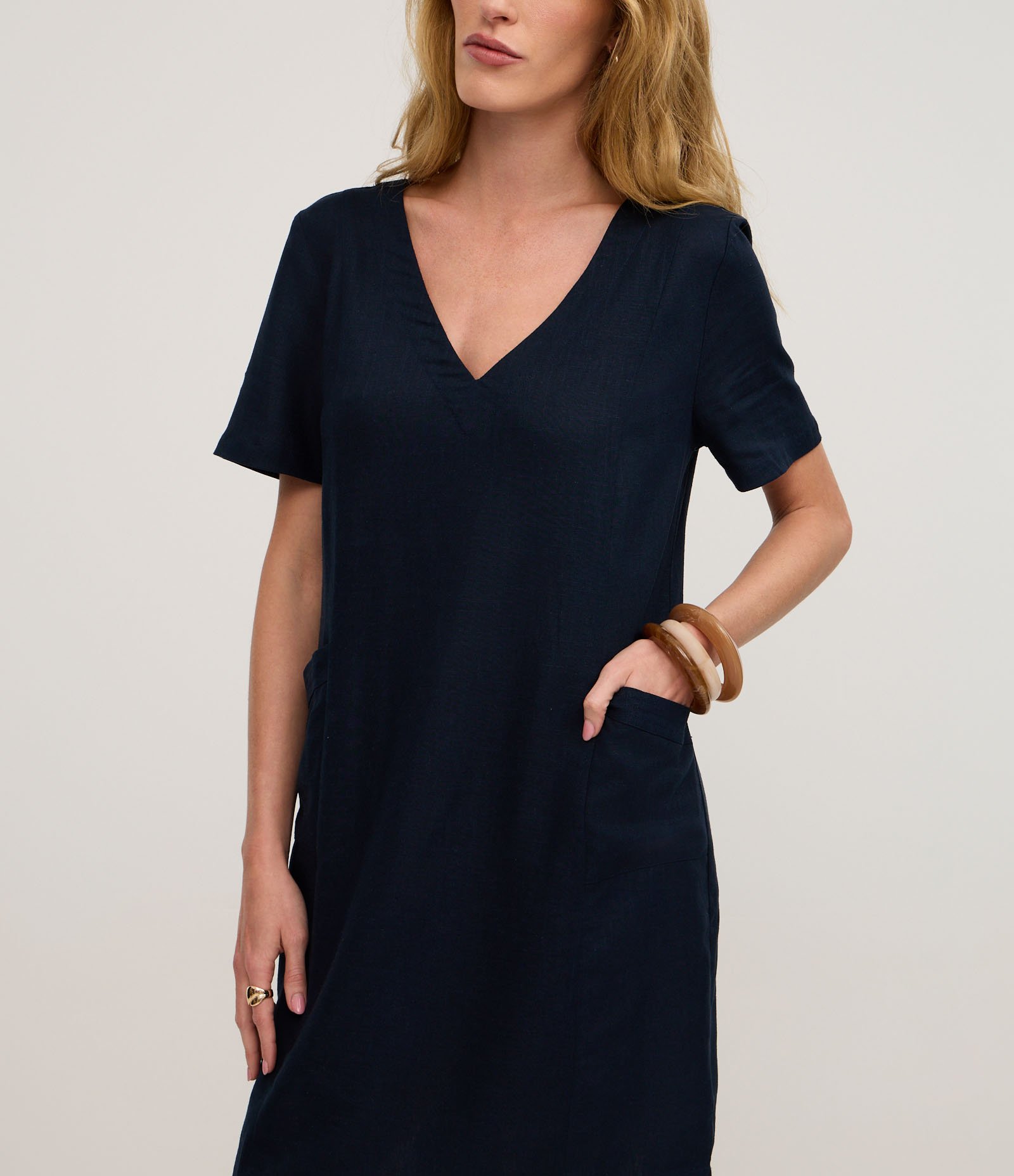 Vestido T-Shirt em Viscolinho com Decote V Azul Marinho 4