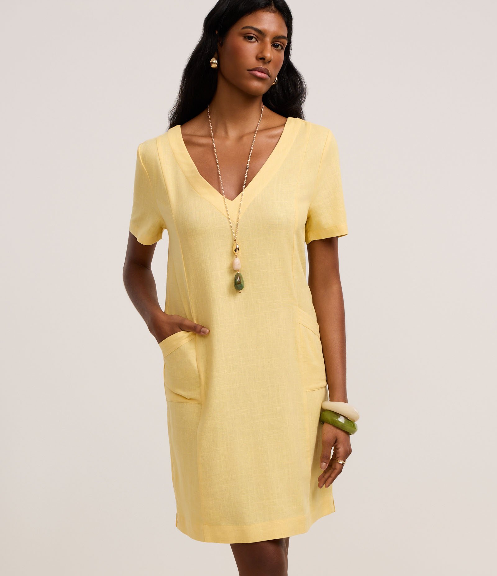 Vestido T-Shirt em Viscolinho com Decote V Amarelo 1