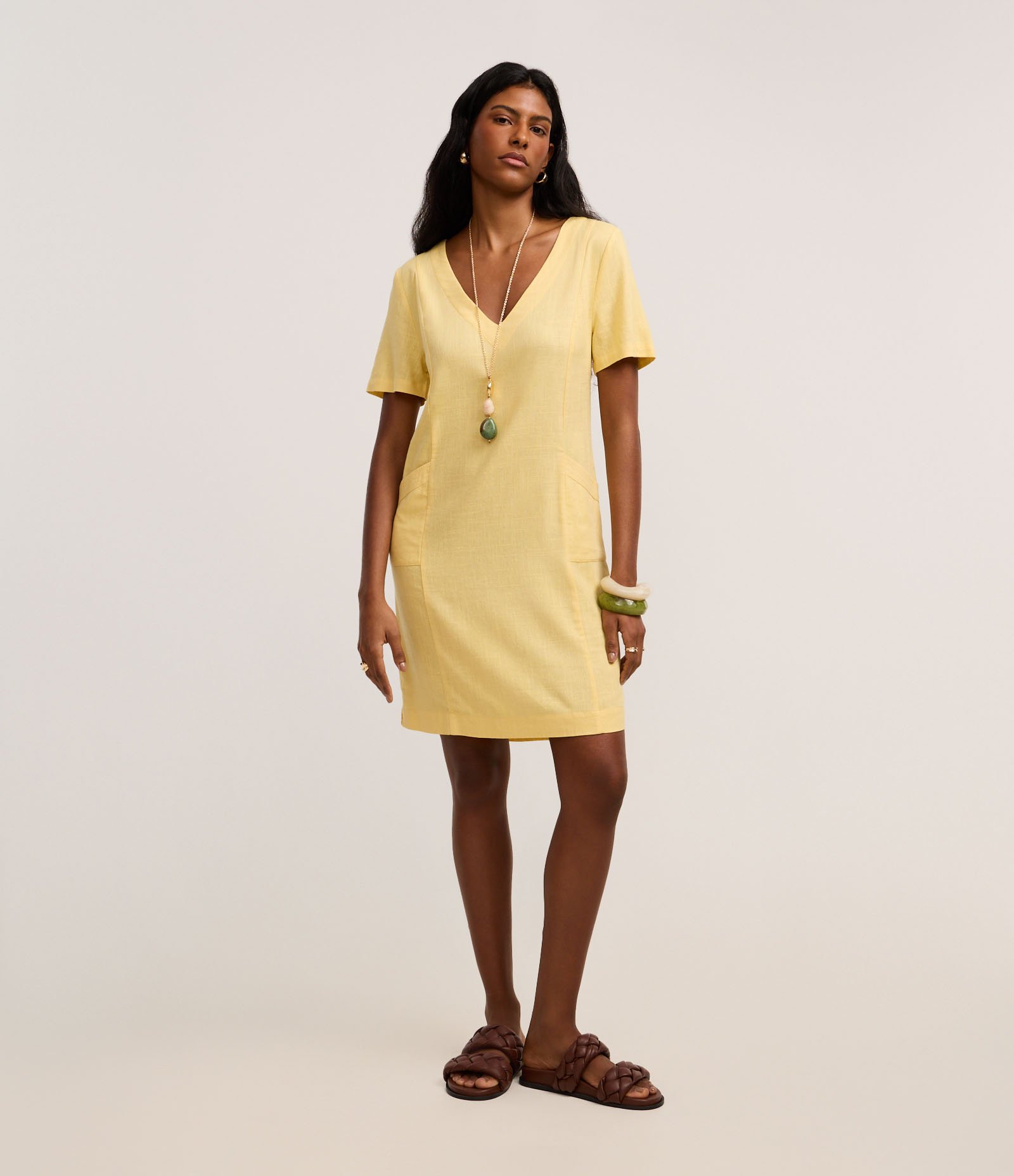 Vestido T-Shirt em Viscolinho com Decote V Amarelo 2