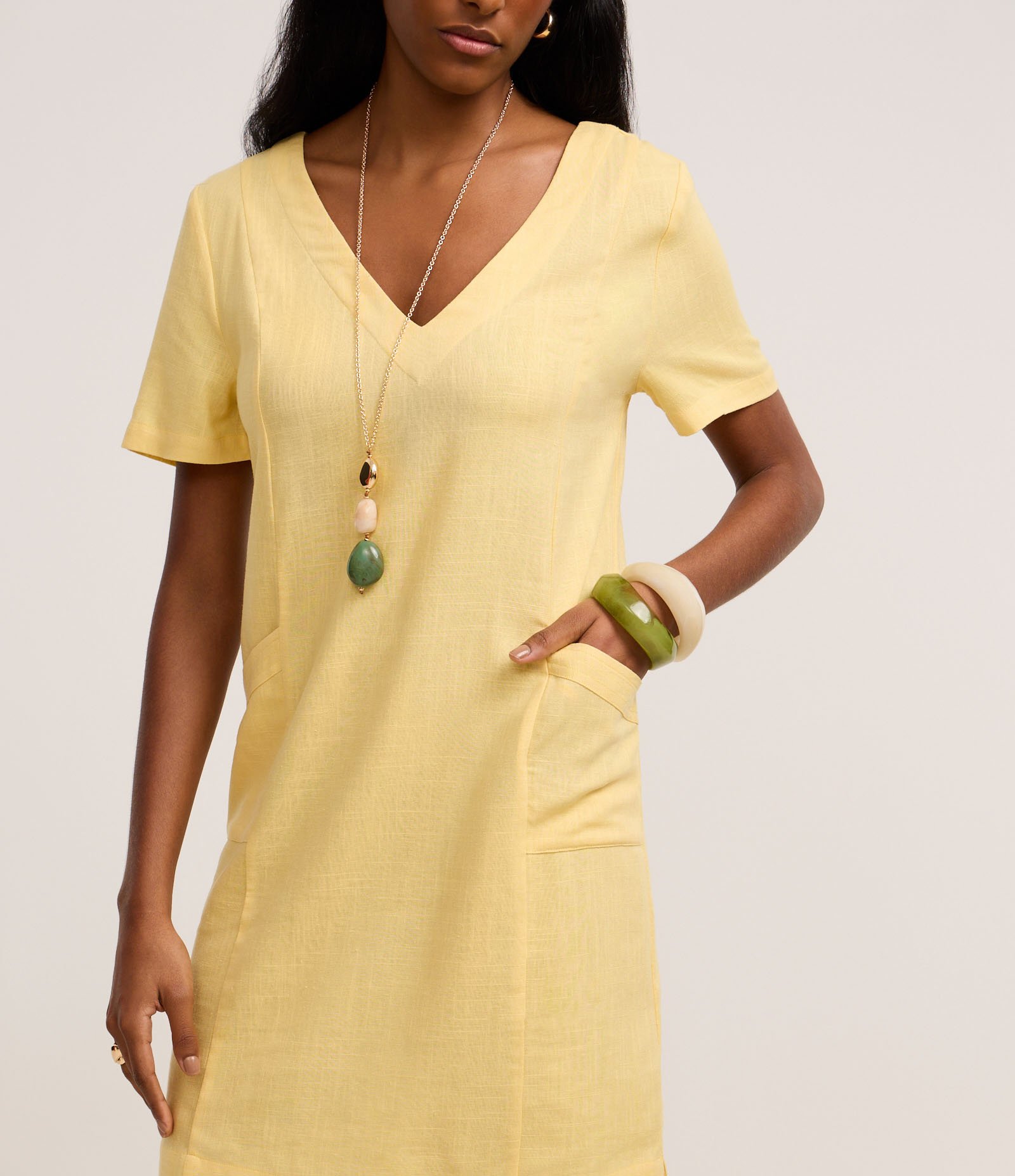 Vestido T-Shirt em Viscolinho com Decote V Amarelo 4