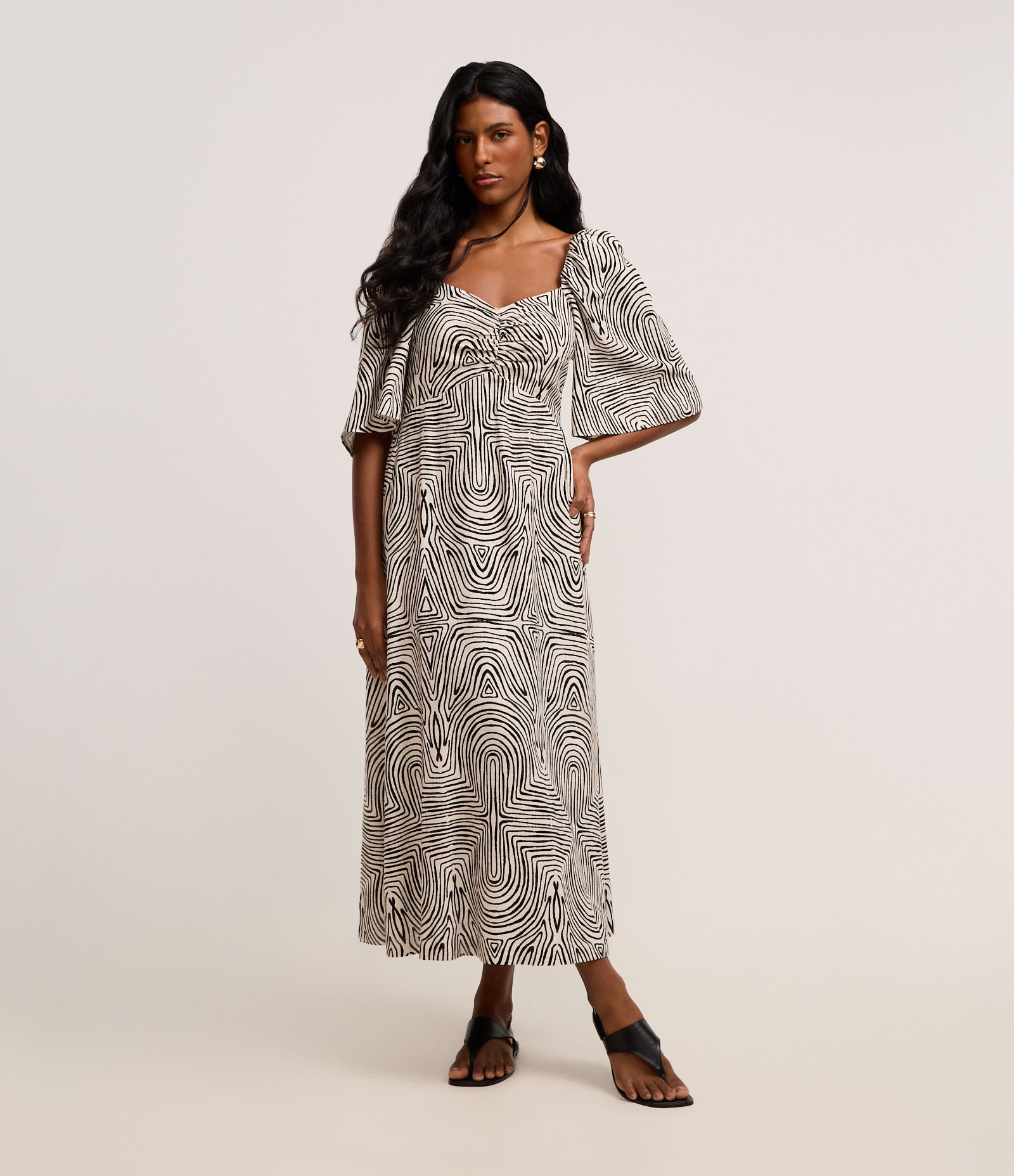 Vestido Midi em Viscolinho com Manga Godê e Estampa Geométrica Bege/Preto 1