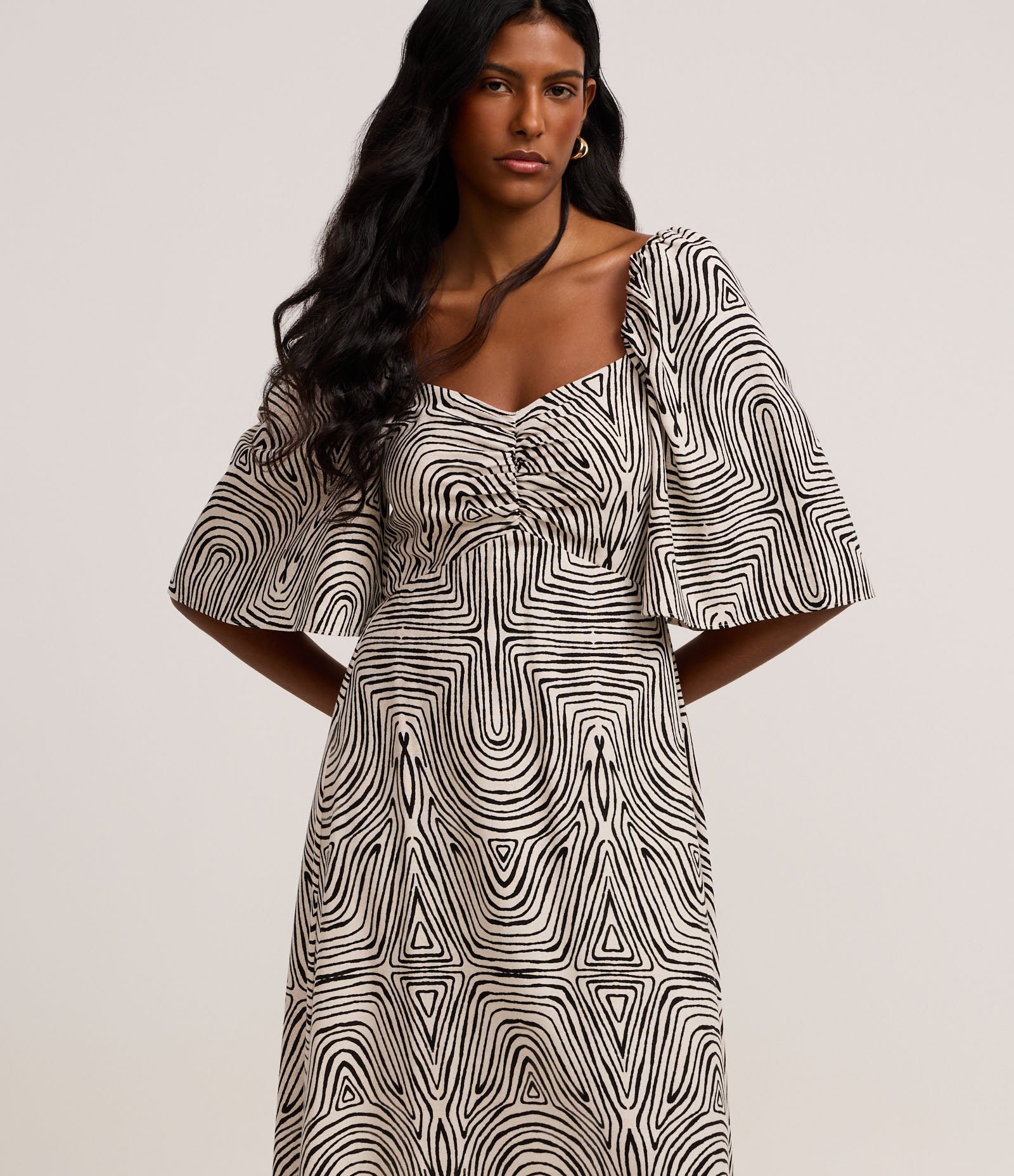 Vestido Midi em Viscolinho com Manga Godê e Estampa Geométrica Bege/Preto 2