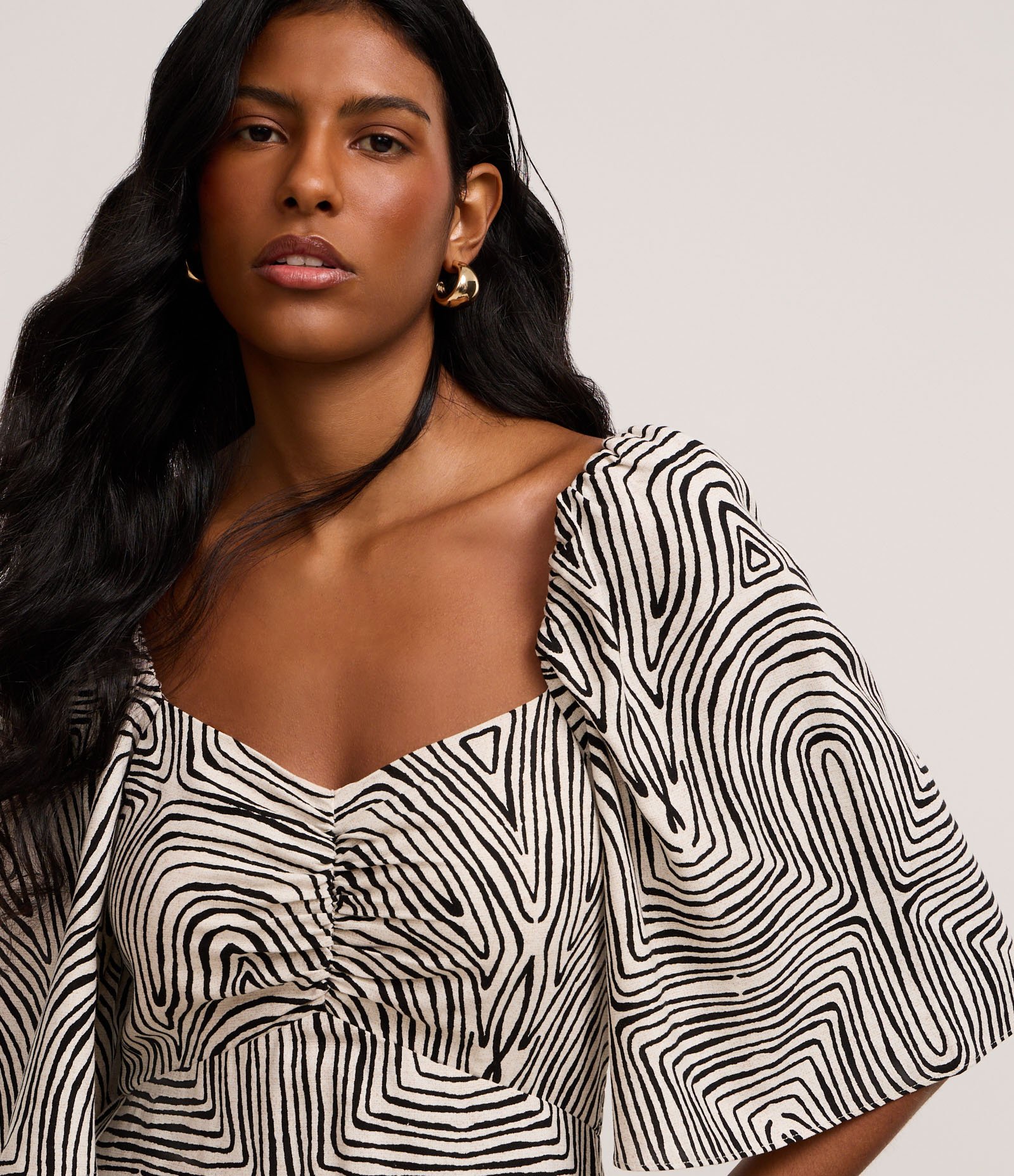 Vestido Midi em Viscolinho com Manga Godê e Estampa Geométrica Bege/Preto 3