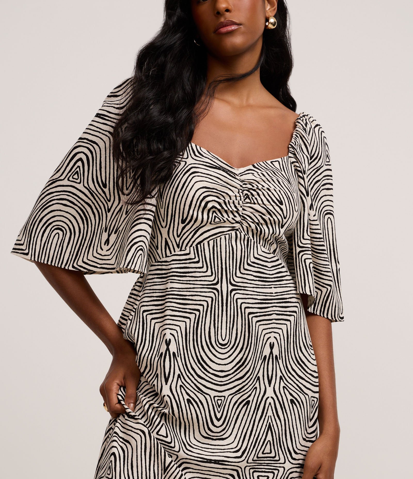 Vestido Midi em Viscolinho com Manga Godê e Estampa Geométrica Bege/Preto 4