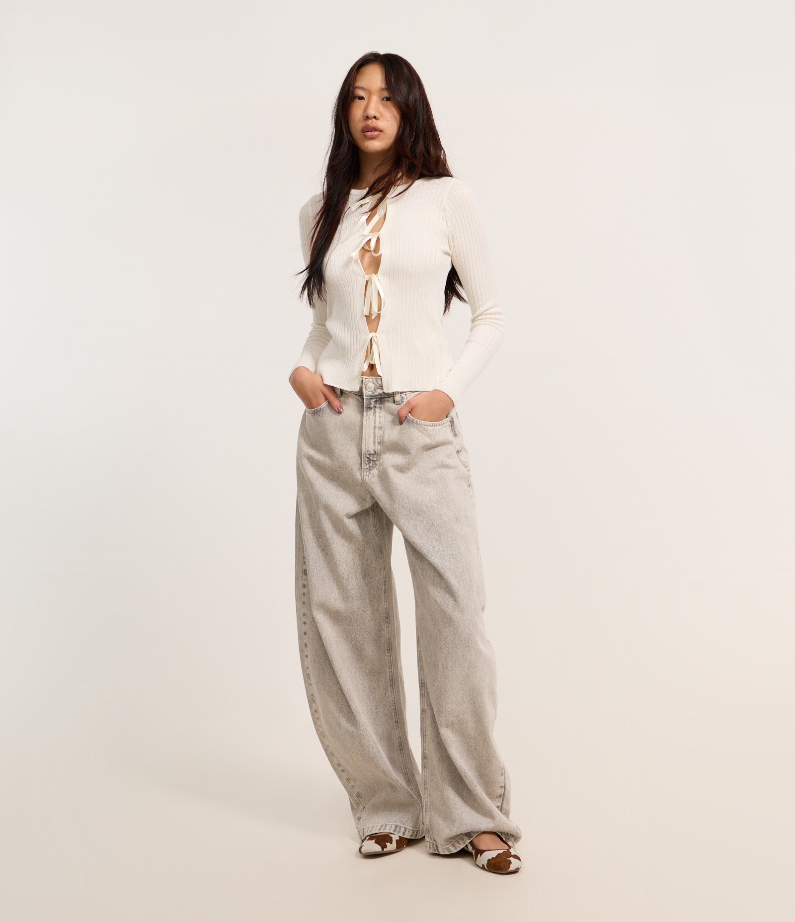 Calça Barrel em Jeans com Cintura Média Cinza 1