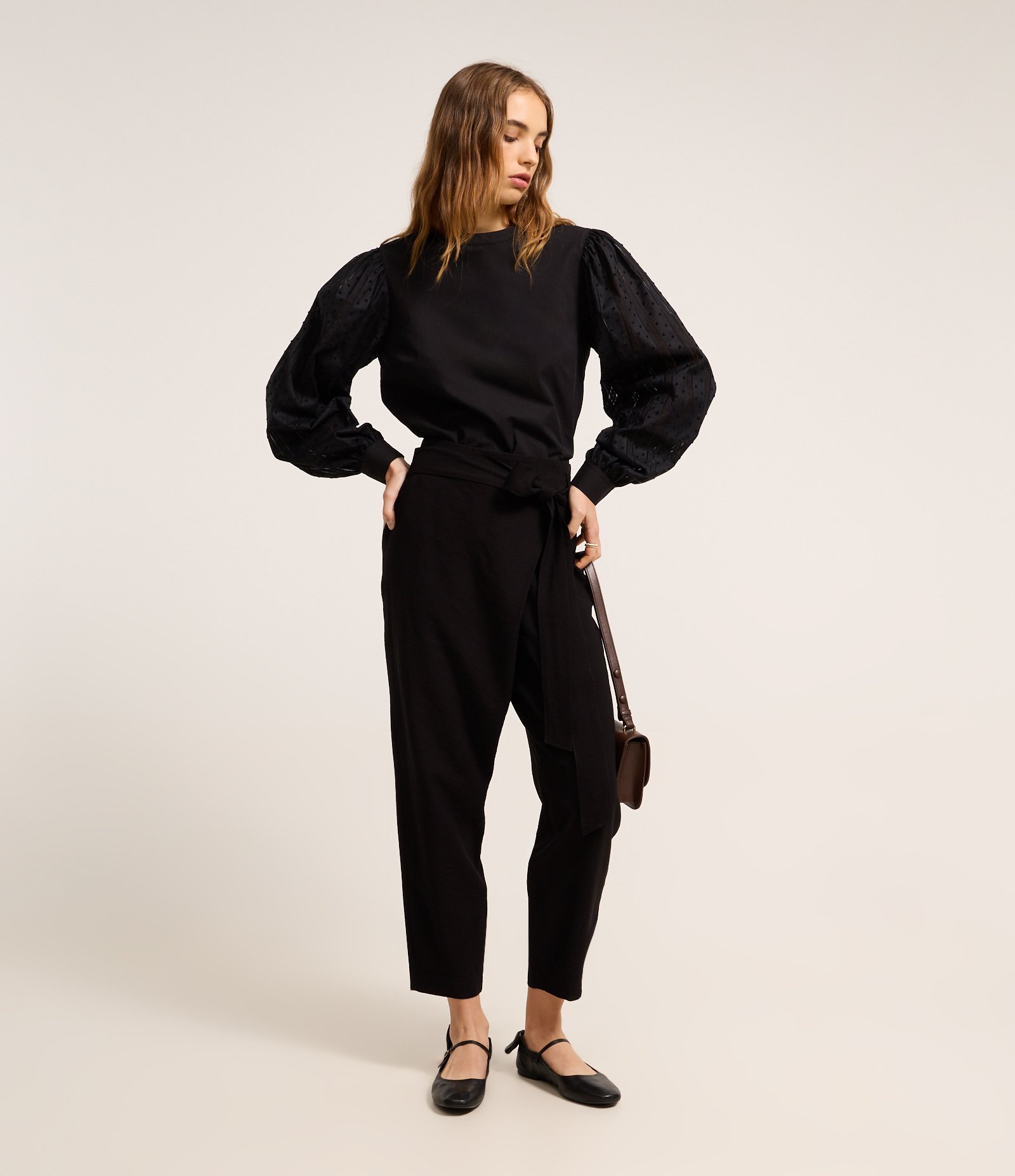 Blusa em Tricoline Texturizada com Botões nos Punhos Preto 2