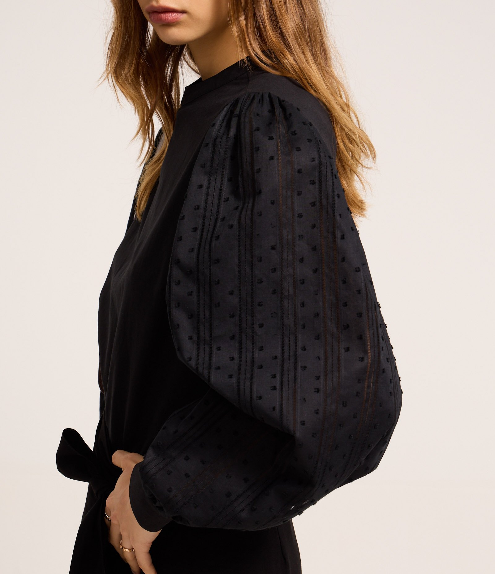 Blusa em Tricoline Texturizada com Botões nos Punhos Preto 3