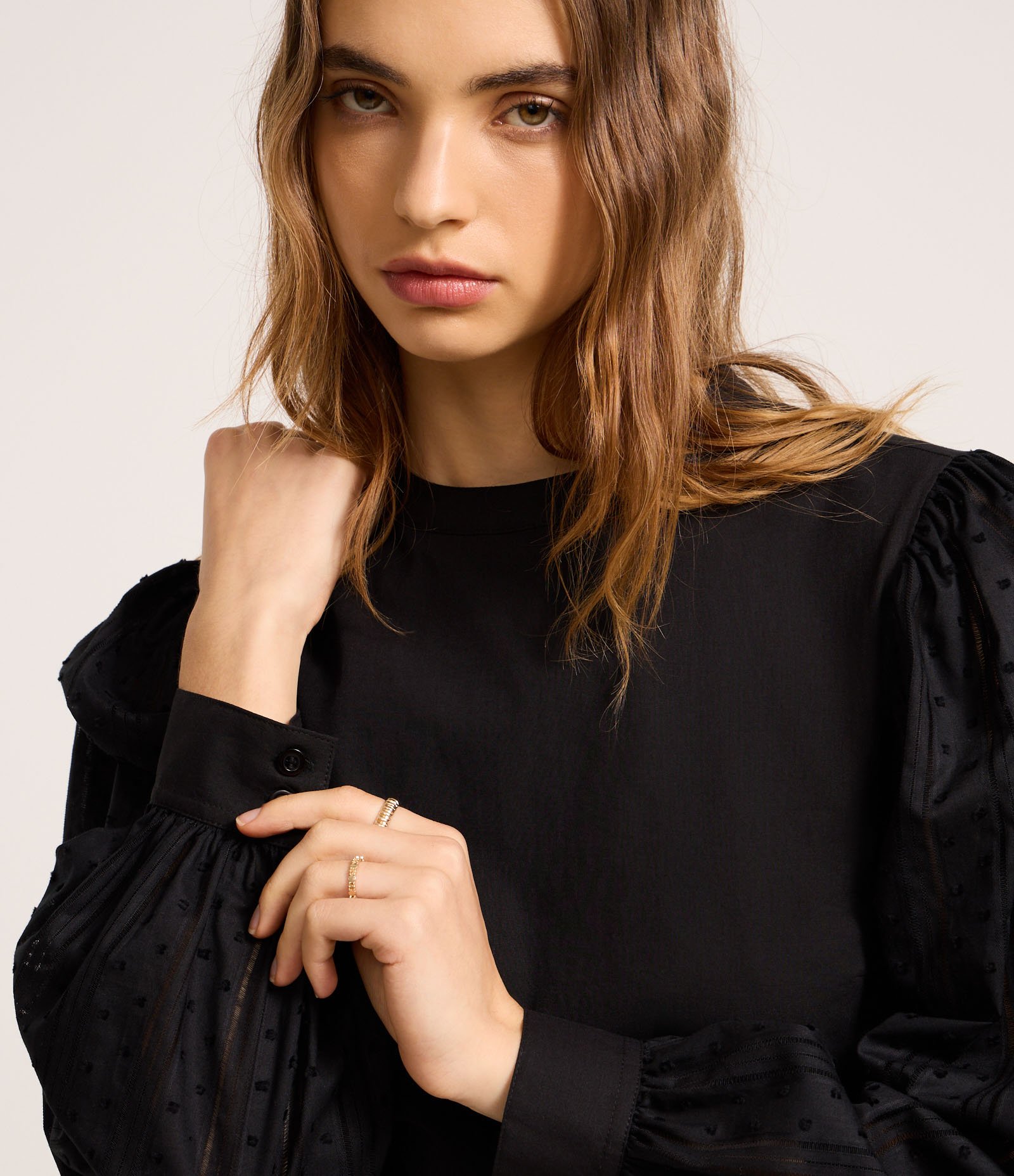Blusa em Tricoline Texturizada com Botões nos Punhos Preto 4