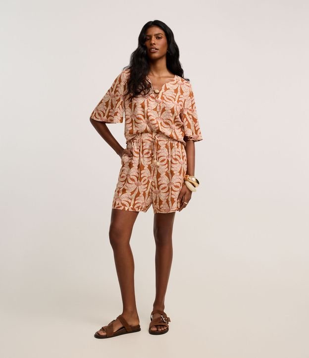 Short Cintura Alta em Viscose com Estampa Coqueiros