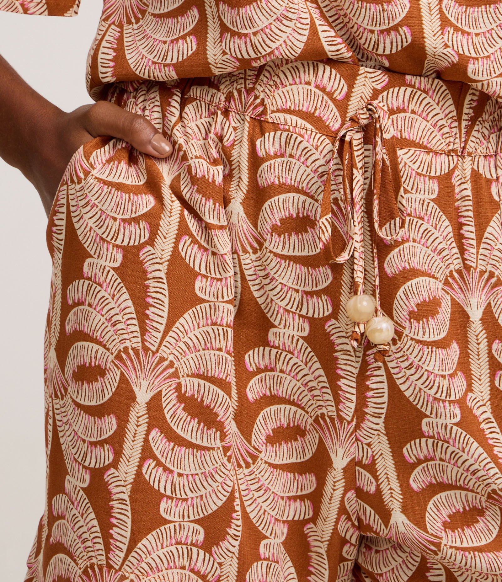 Short Cintura Alta em Viscose com Estampa Coqueiros Terracota 4