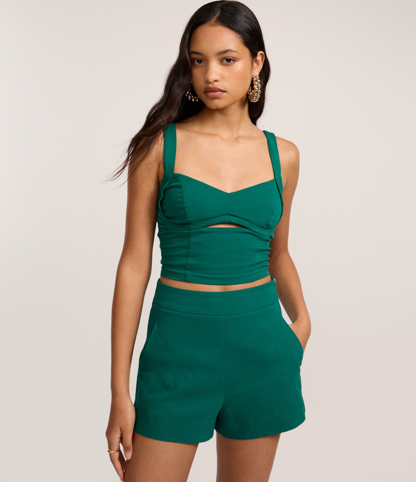 Short em Bengaline com Zíper Tratorado na Lateral Verde 2