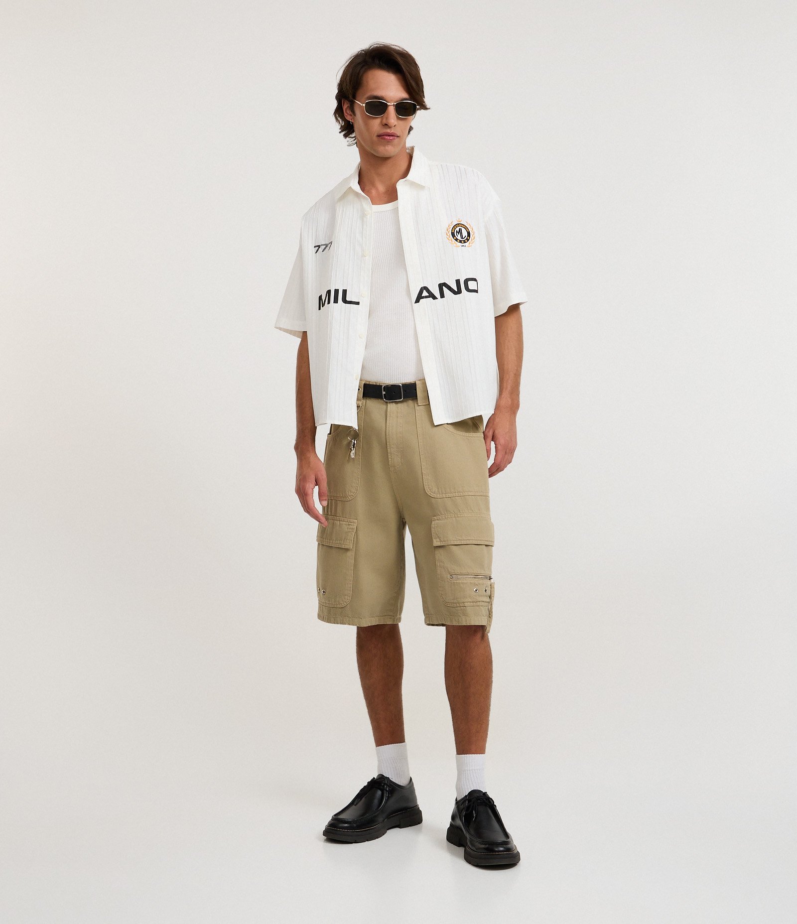 Bermuda Baggy em Sarja com Bolso Cargo e Detalhes de Ilhós Verde 1