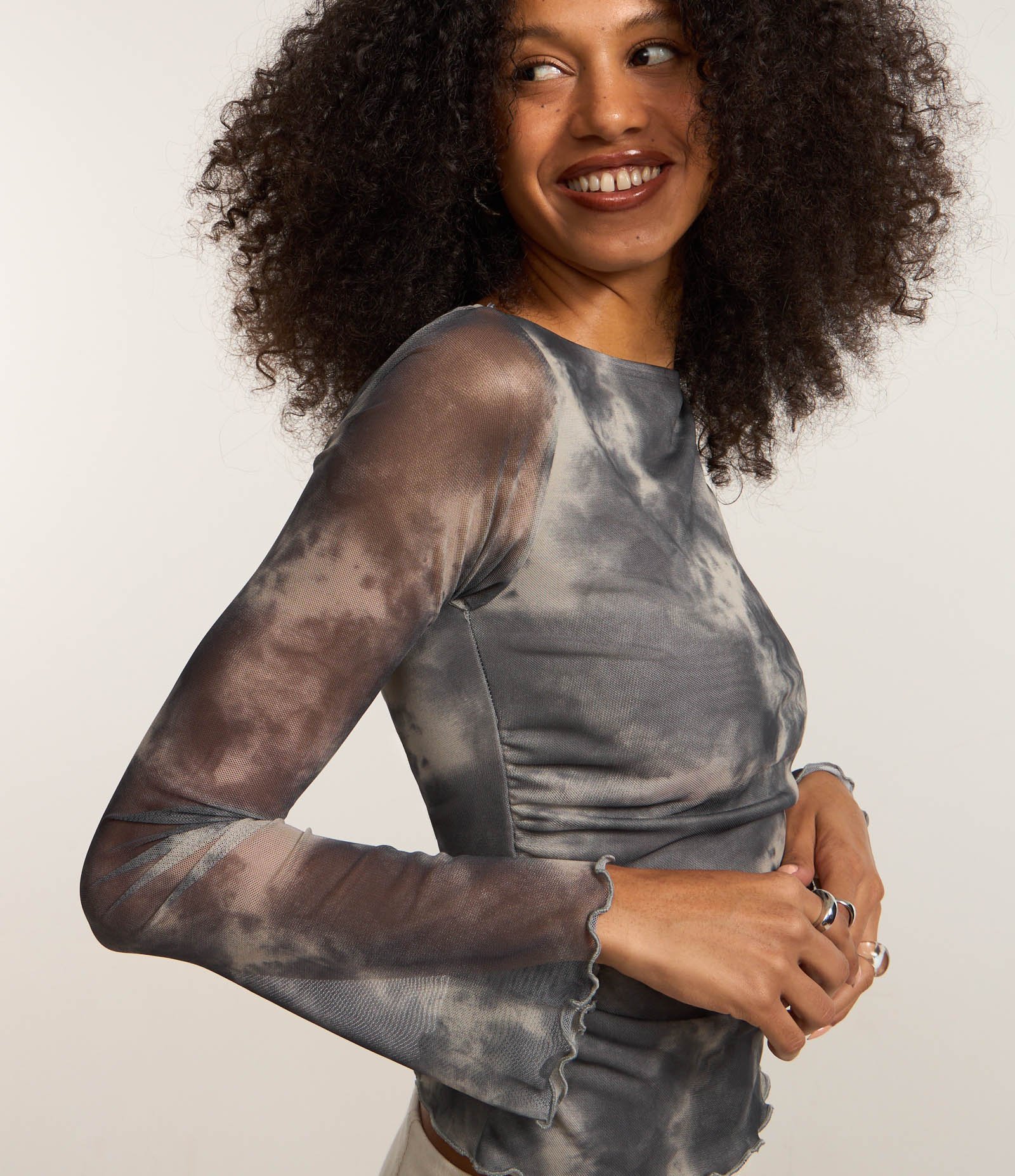 Blusa em Tule com Fruru e Estampa Manchadinha Cinza 4