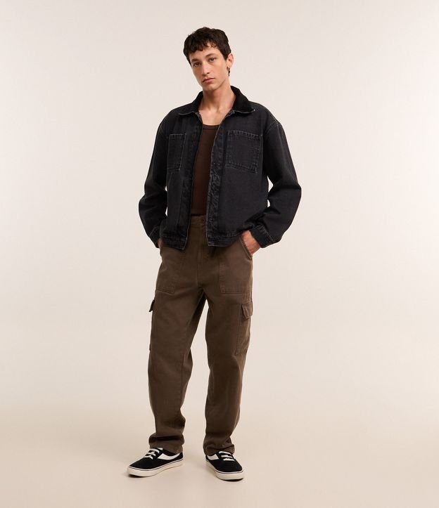 Calça Baggy em Sarja com Bolso Cargo