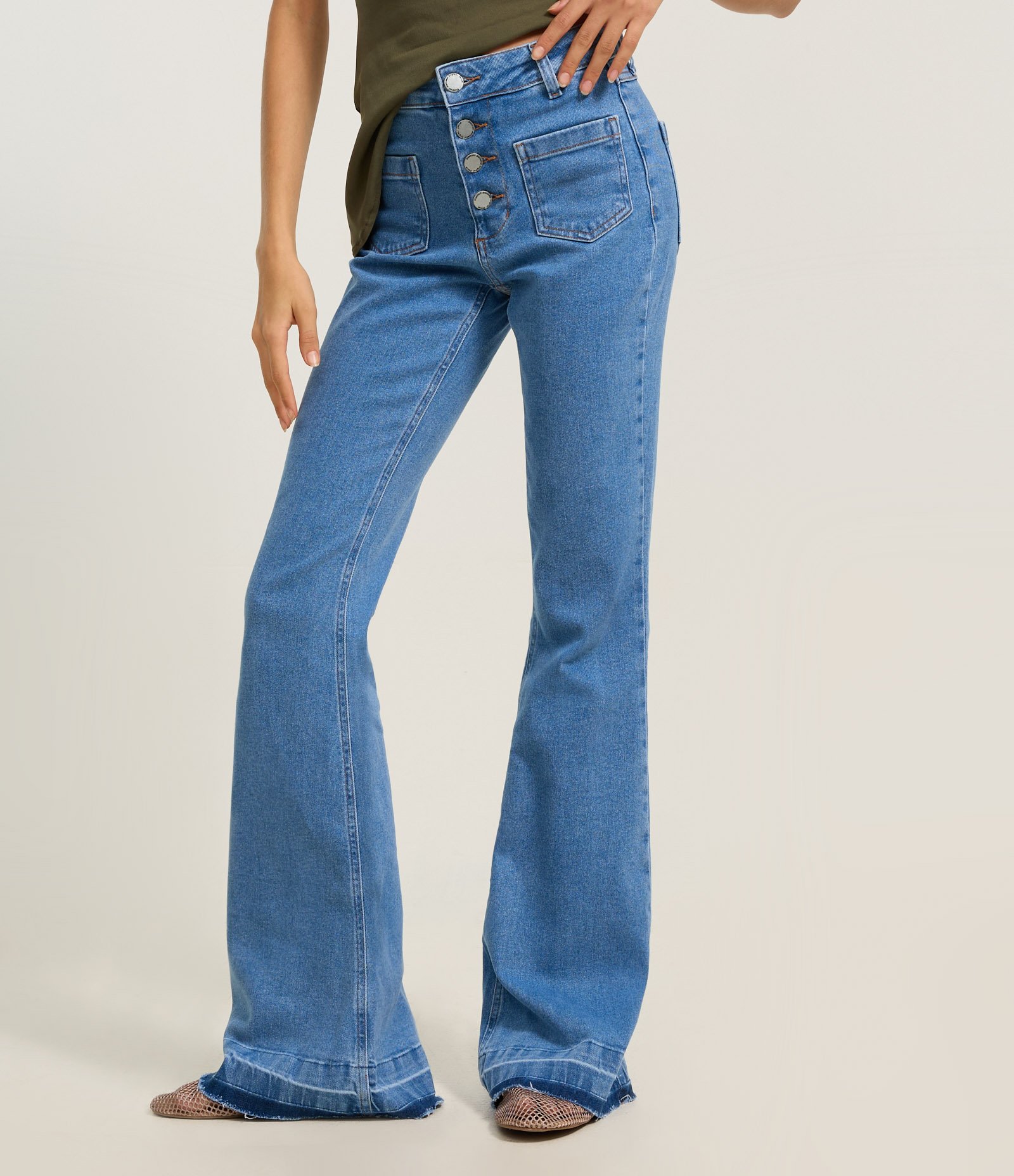 Calça Flare em Jeans co Vista de Botões e Bolsos Frontais Azul 3