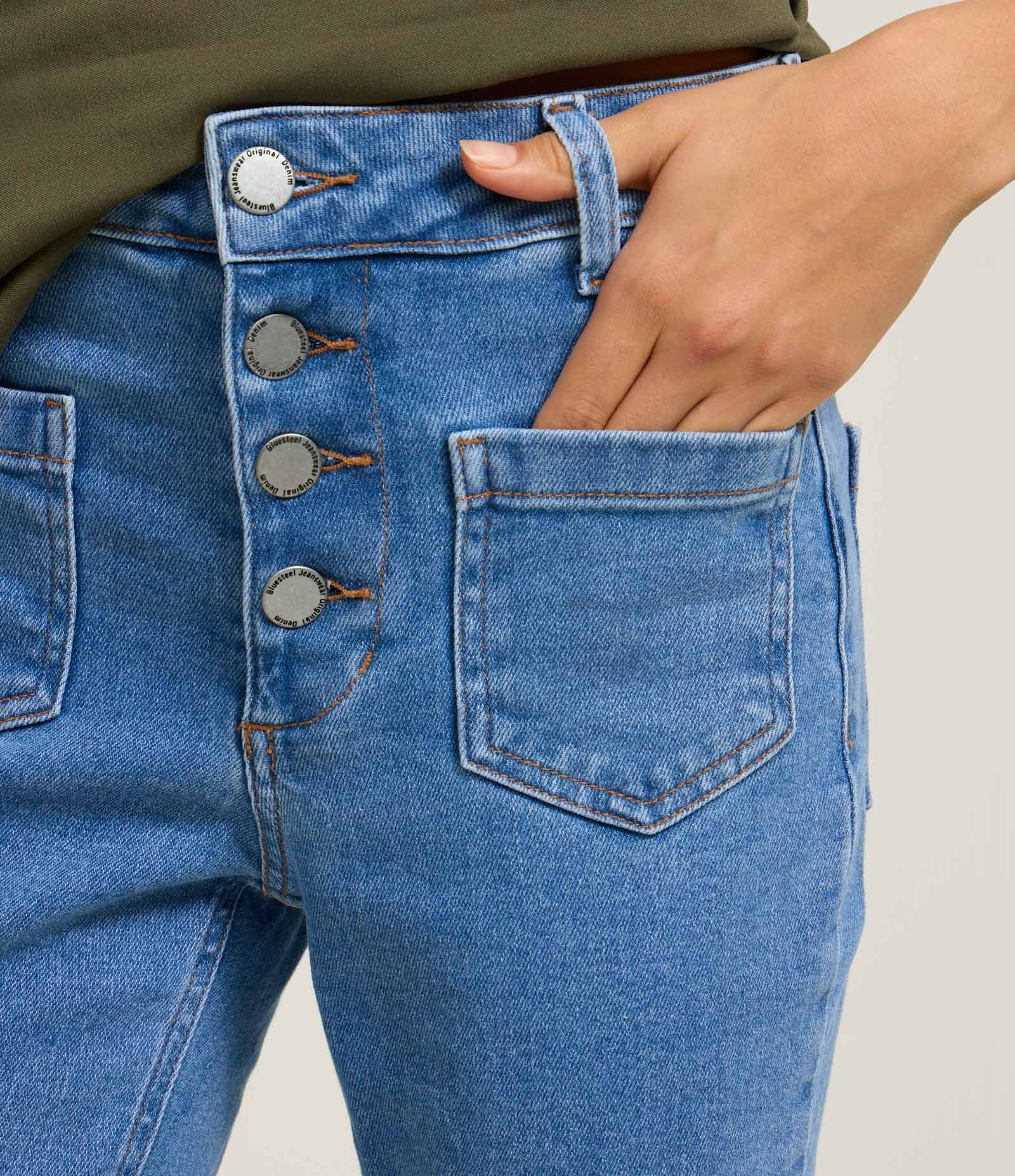 Calça Flare em Jeans co Vista de Botões e Bolsos Frontais Azul 4