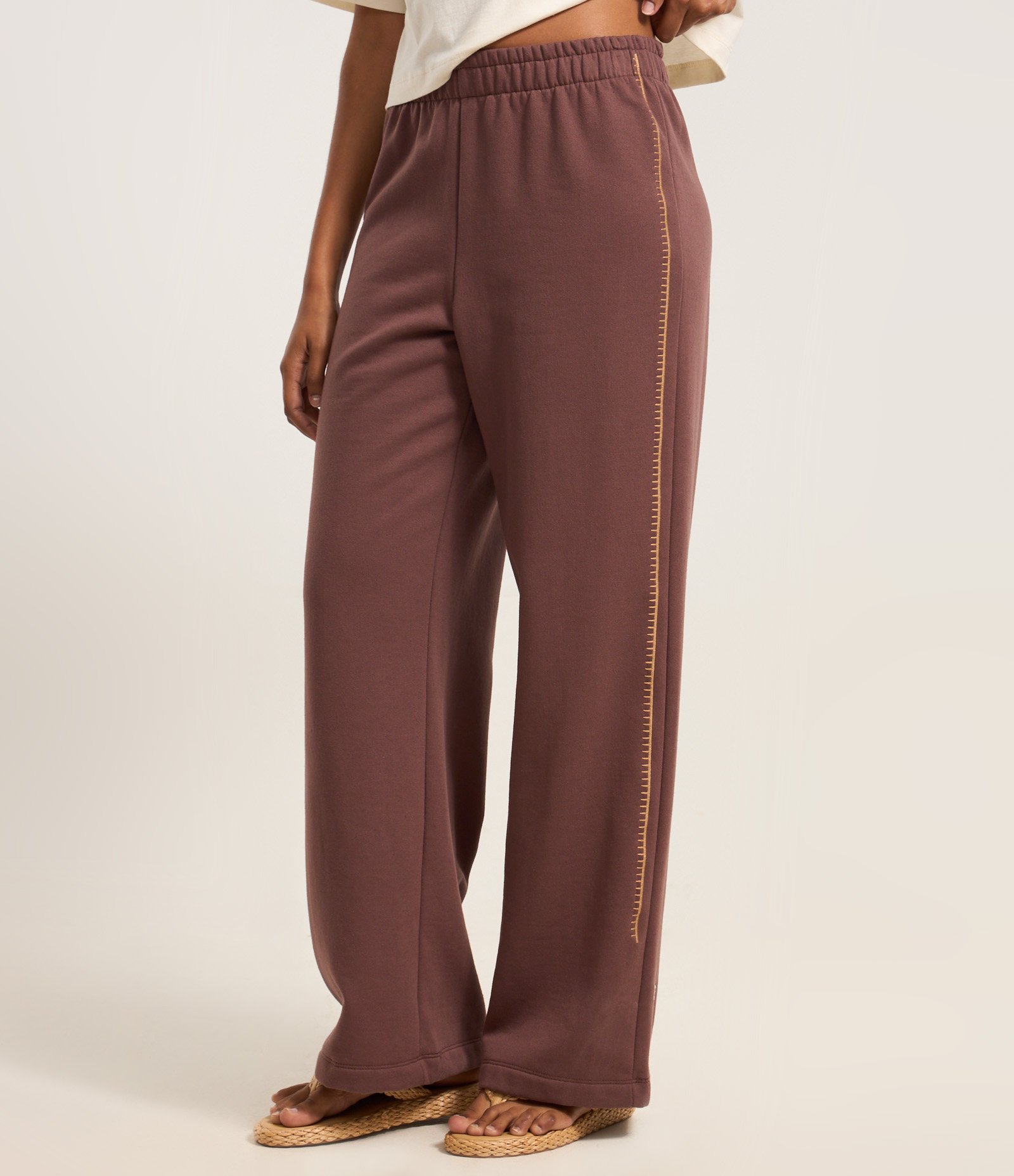 Calça em Moletom com Forro Fleece e Bordado Lateral Marrom 3
