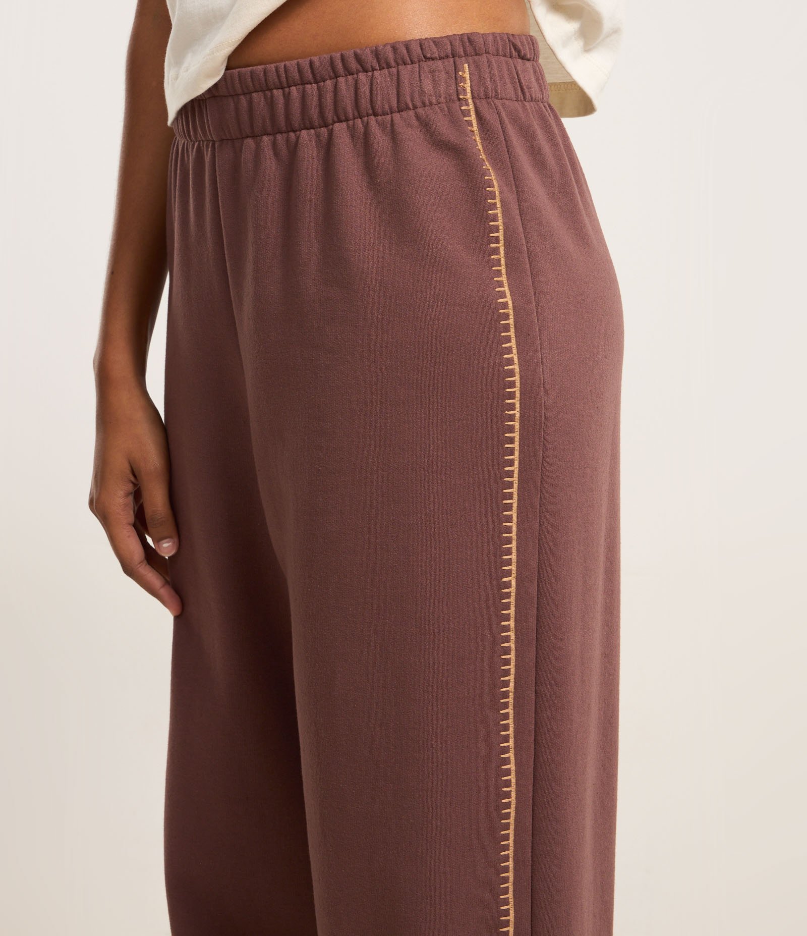 Calça em Moletom com Forro Fleece e Bordado Lateral Marrom 4