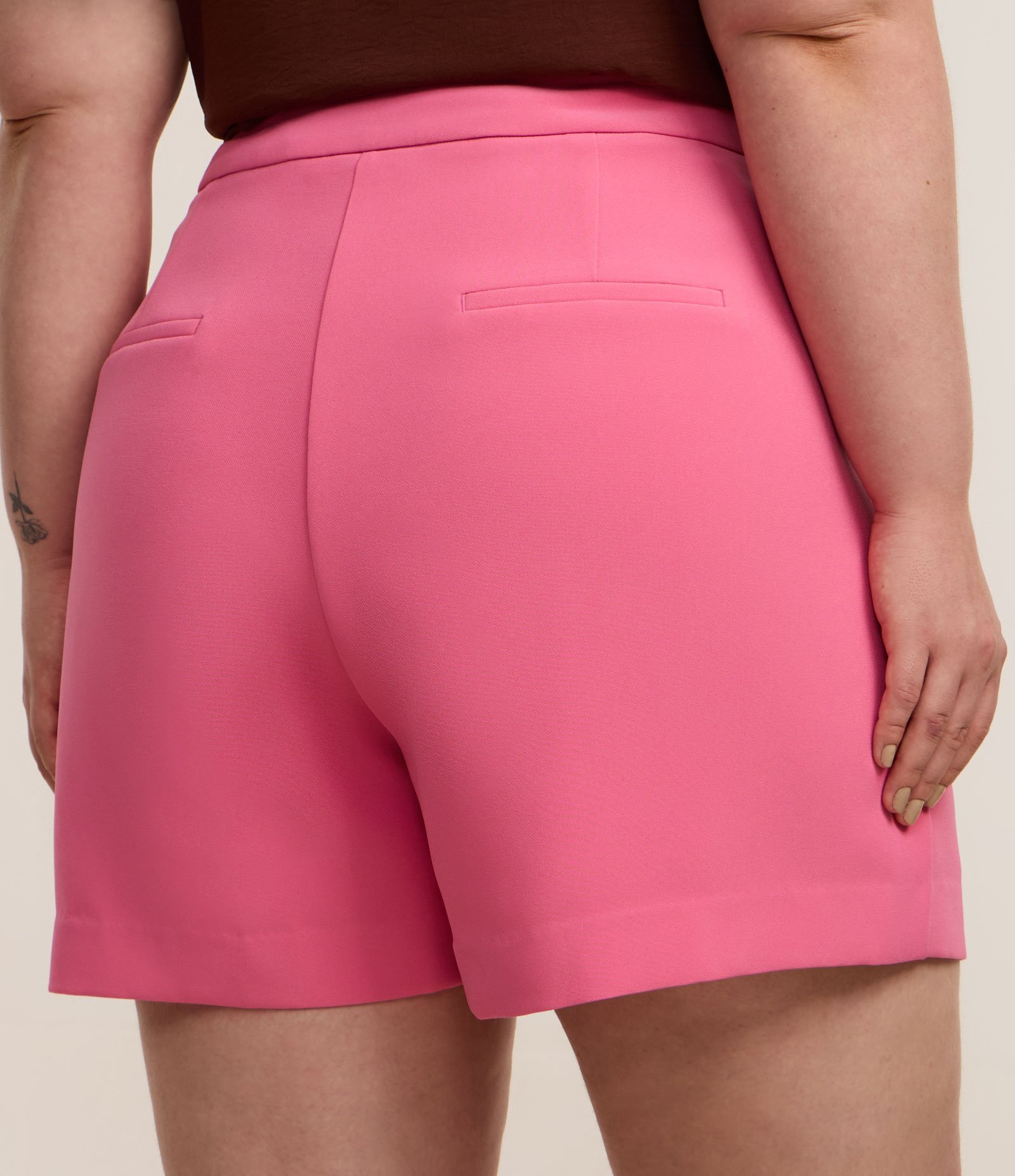 Bermuda em Crepe com Detalhe de Botões nos Bolsos Curve & Plus Size Rosa 3
