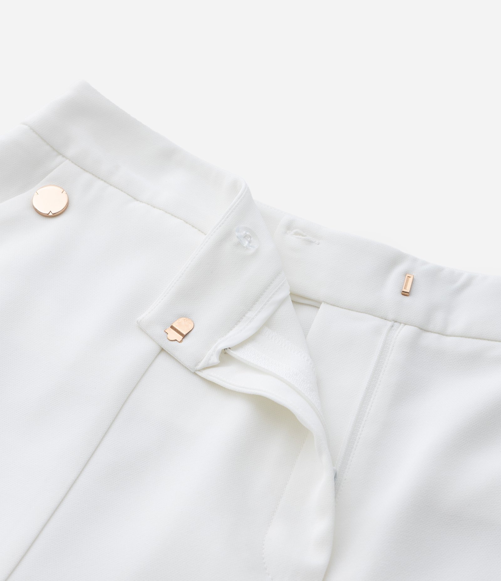 Bermuda em Crepe com Detalhe de Botões nos Bolsos Curve & Plus Size Branco 9