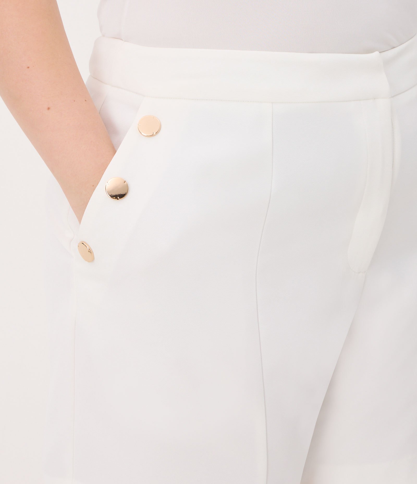 Bermuda em Crepe com Detalhe de Botões nos Bolsos Curve & Plus Size Branco 4